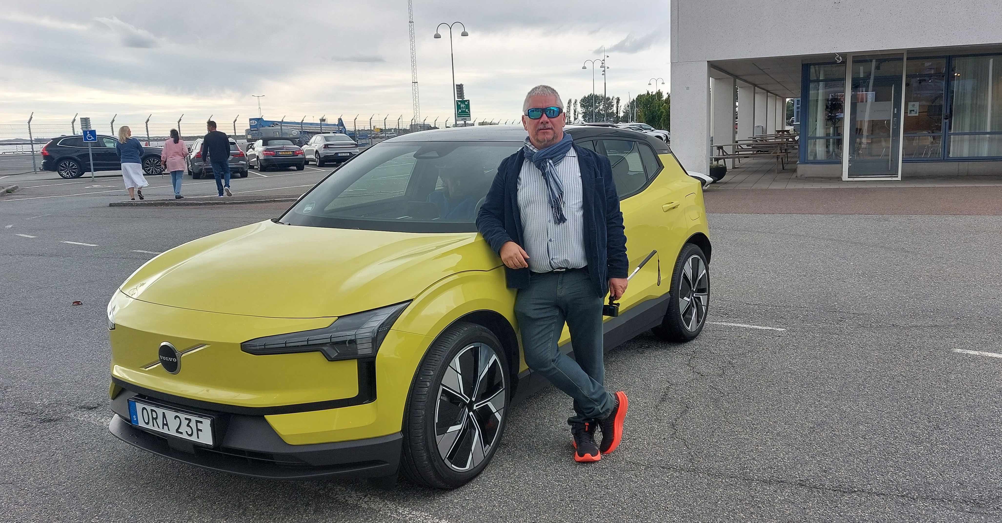 Първи в света видяхме Volvo ЕХ30 във вариант Moss Yellow