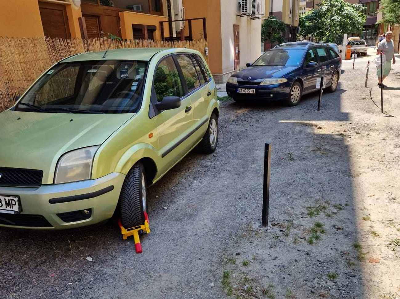 В Поморие слагат скоби на самопровъзгласен частен паркинг