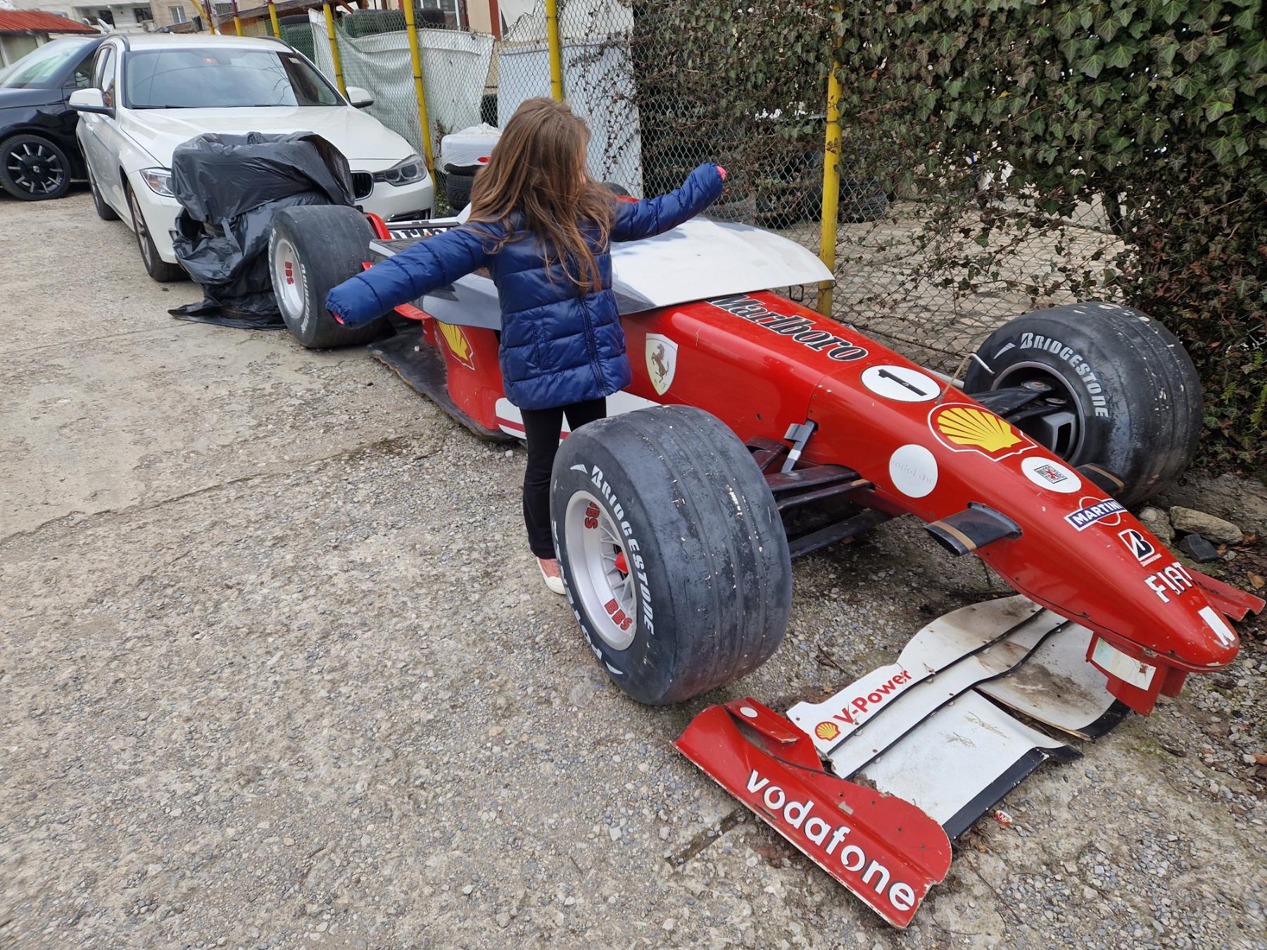 Купиха болида реплика на Ferrari