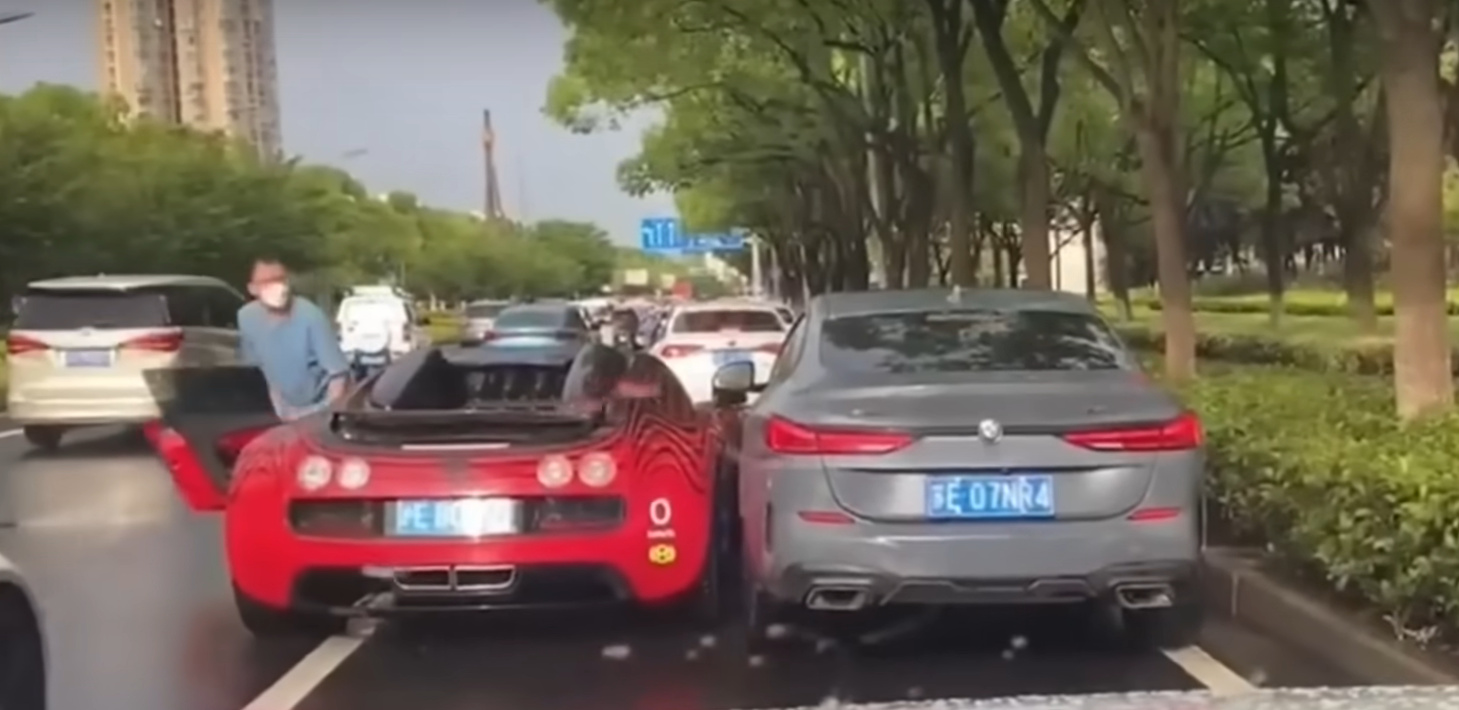 Bugatti Veyron удари BMW, което не го пуска