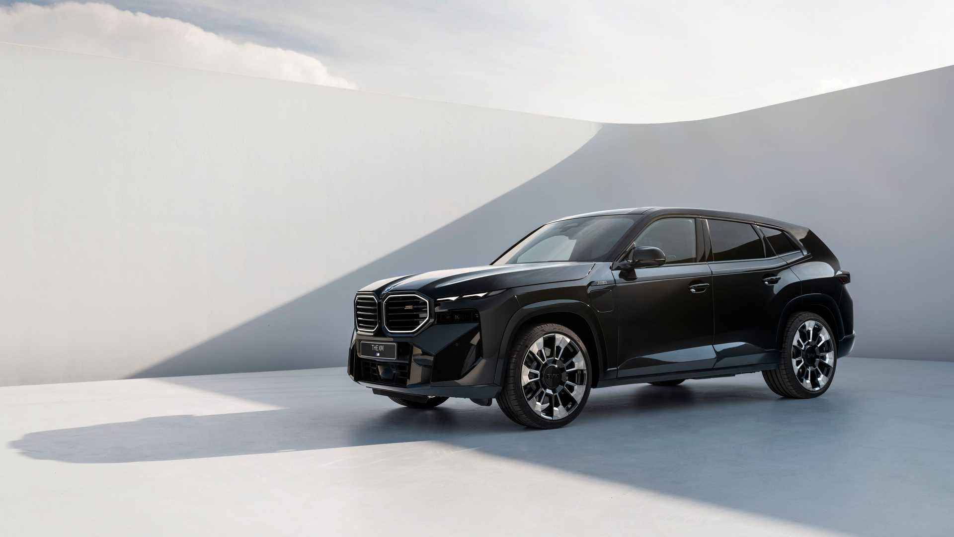 BMW очаква клиенти от Urus и G-Class за хибрида XM