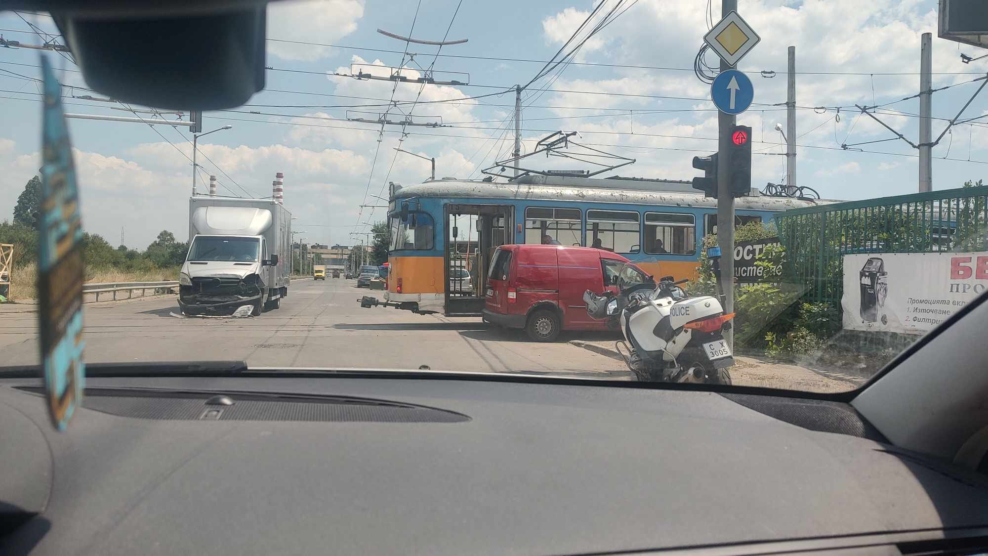 Ватман блъска нарочно автомобили в София от дни