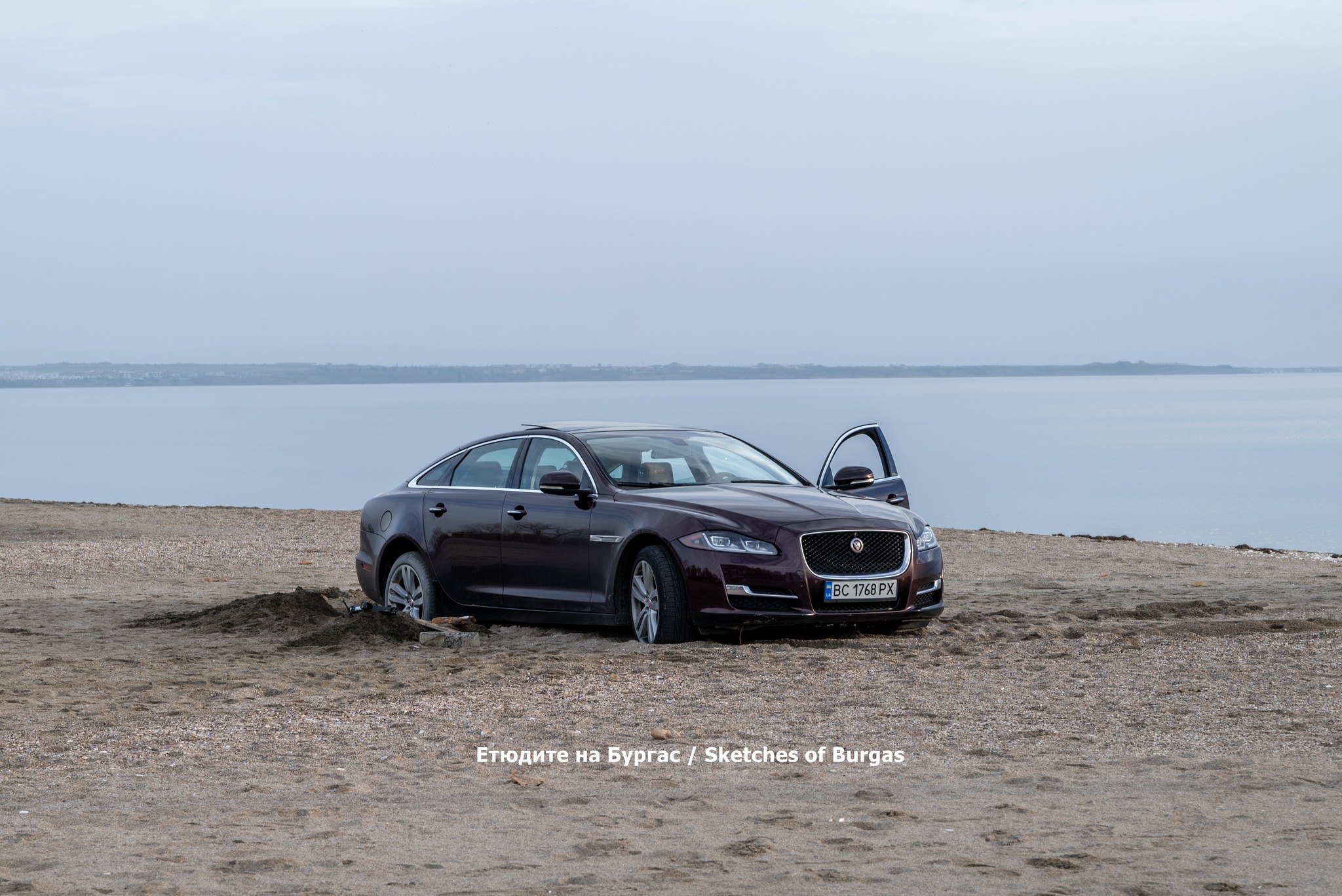 Украинска бежанка затъна Jaguar XJ на плажа в Бургас