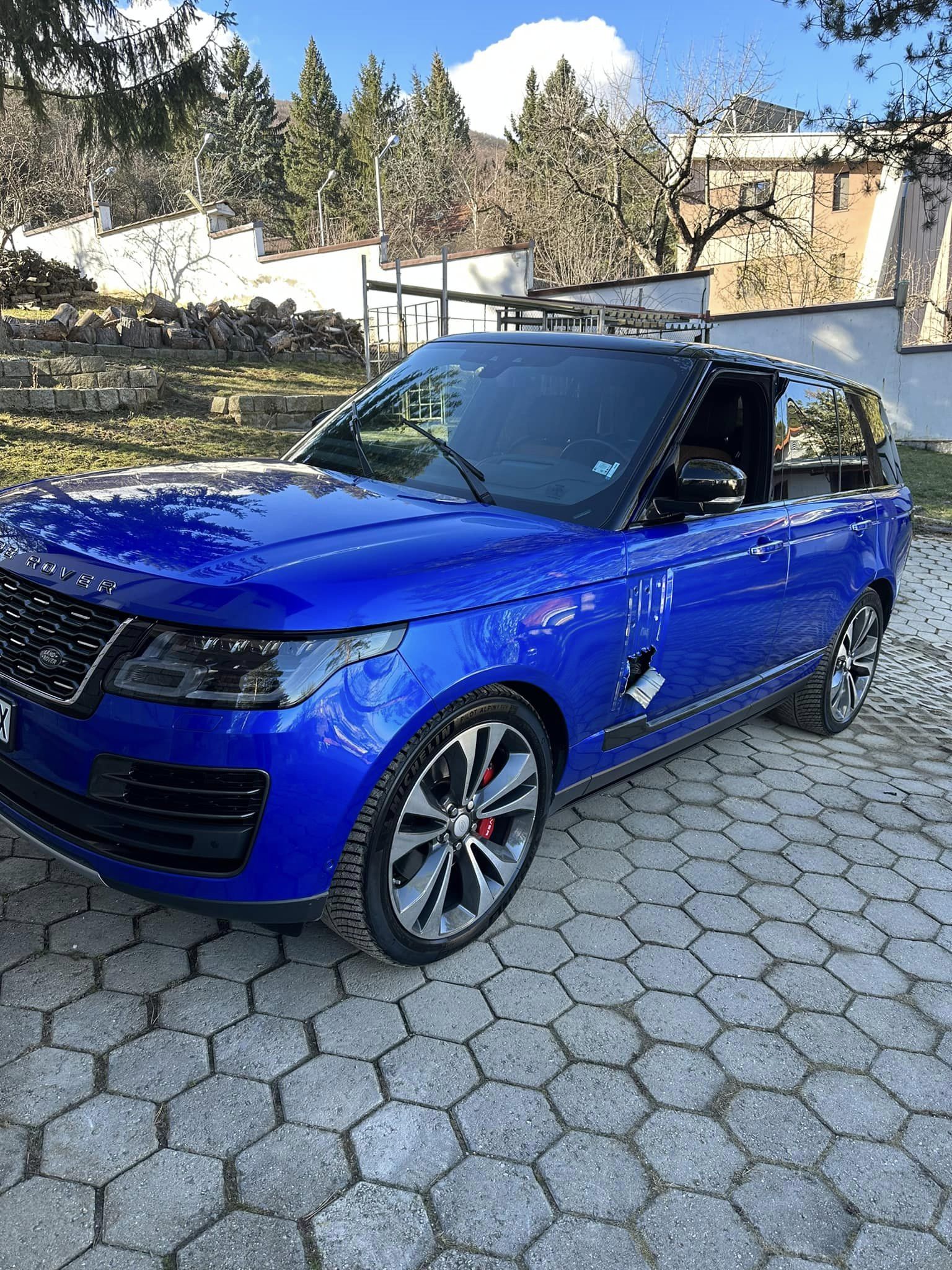 Автокрадци съсипаха Range Rover SV в София