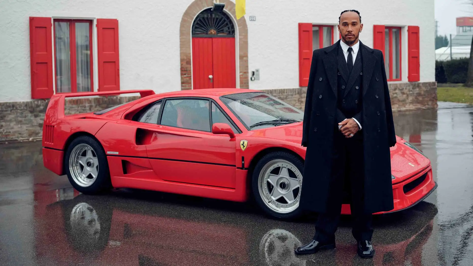 Люис Хамилтън позира до Ferrari F40