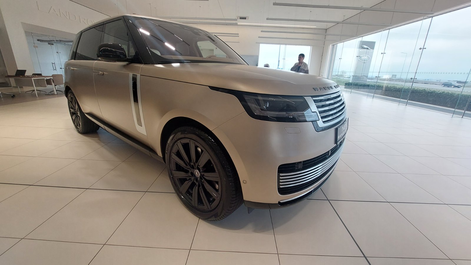 Range Rover SV с премиера в България