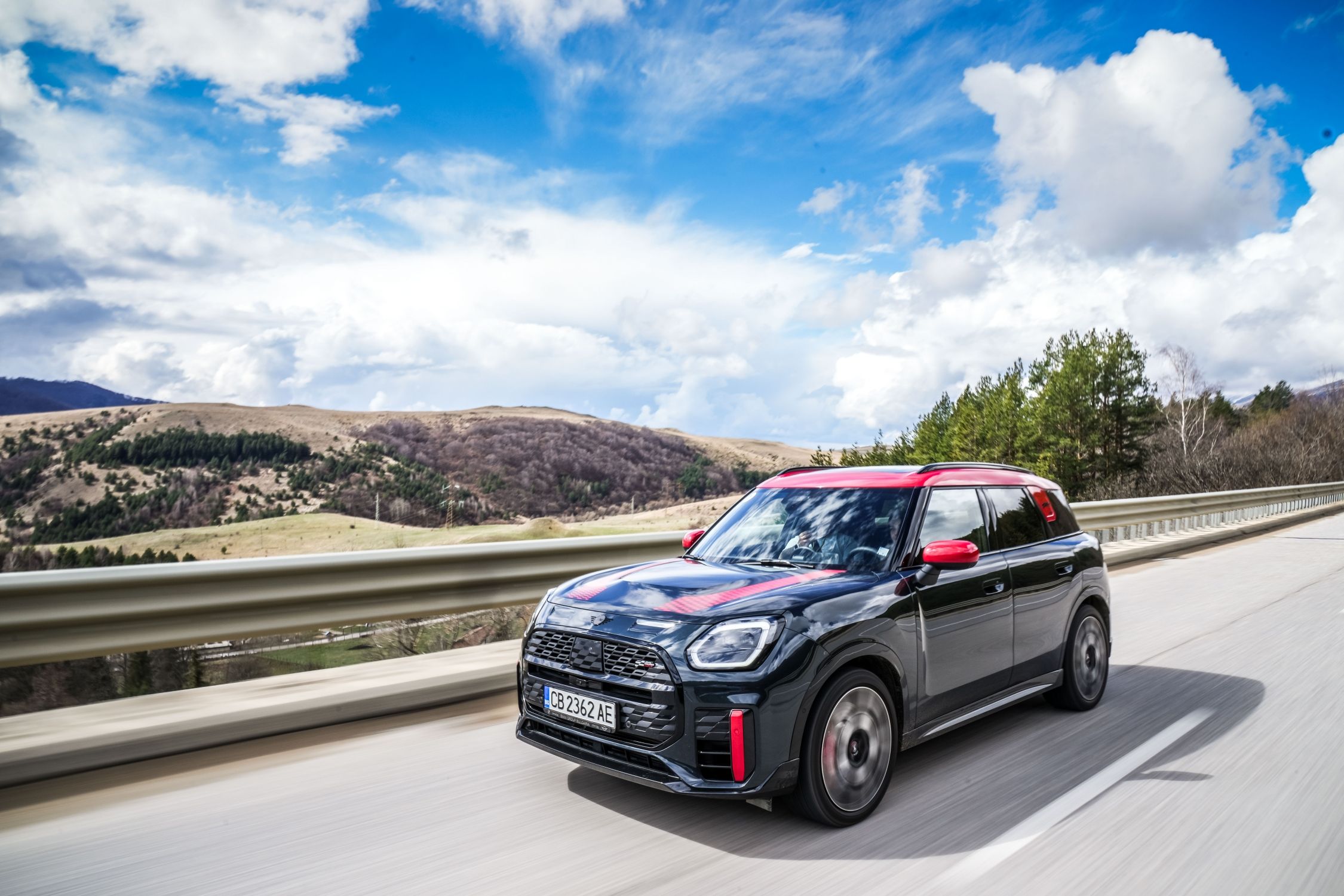 MINI Countryman JCW е бутон за забавления