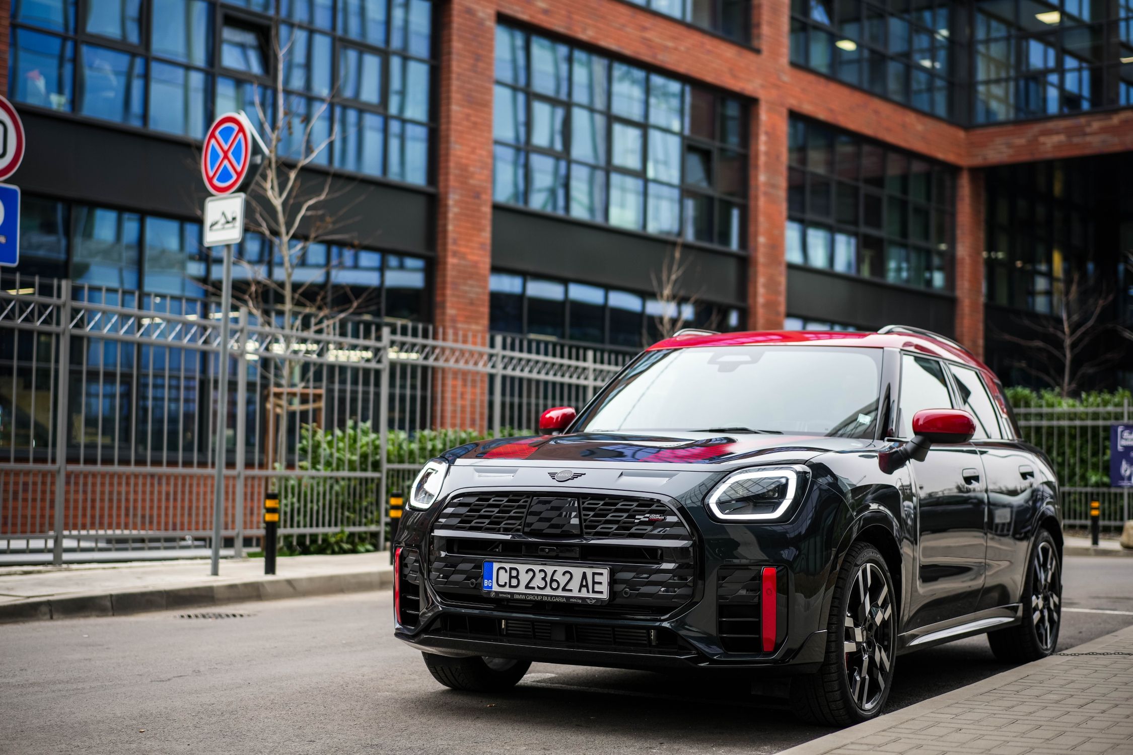 MINI Countryman JCW е бутон за забавления