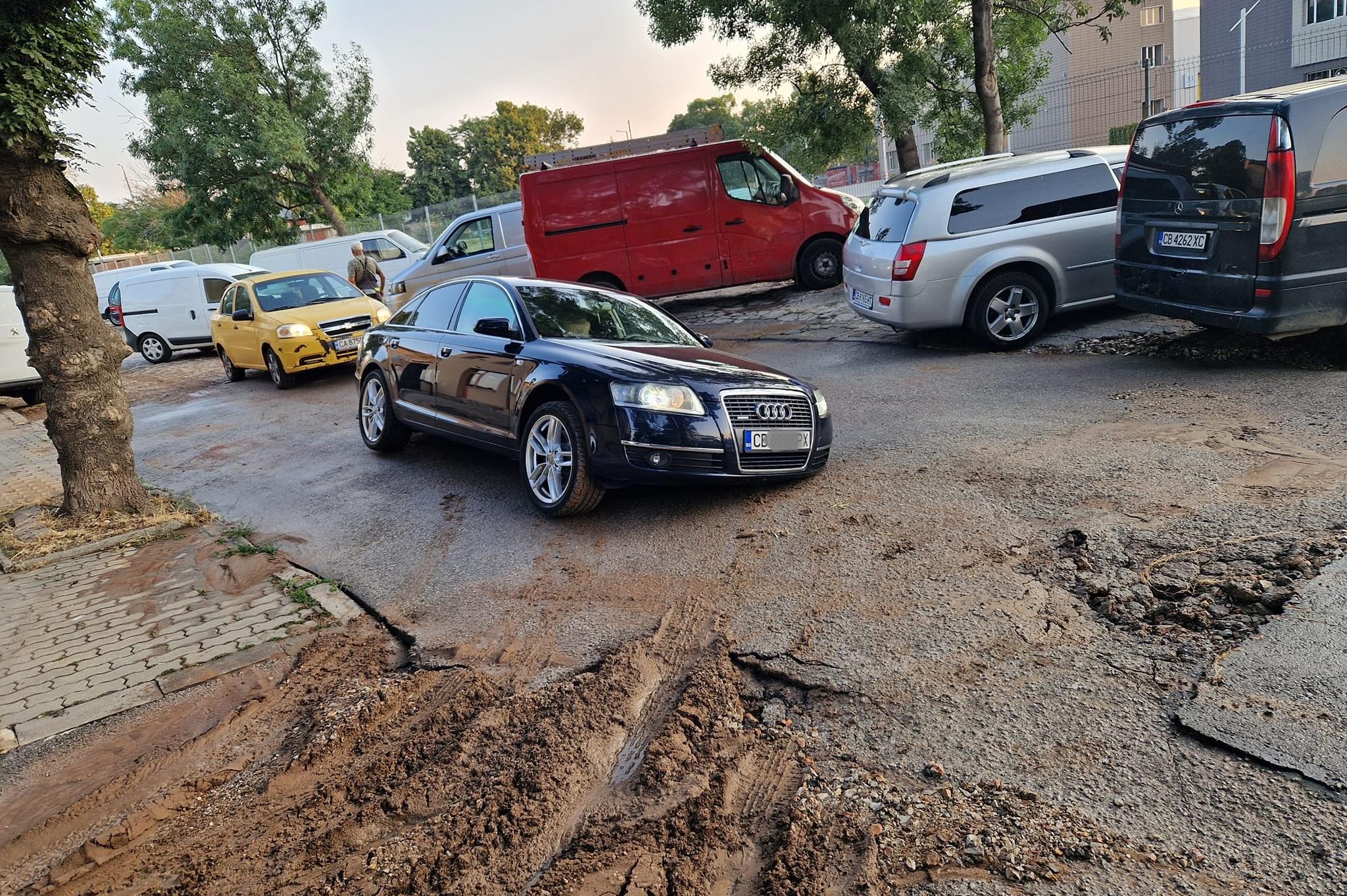 Audi падна в дупка в София