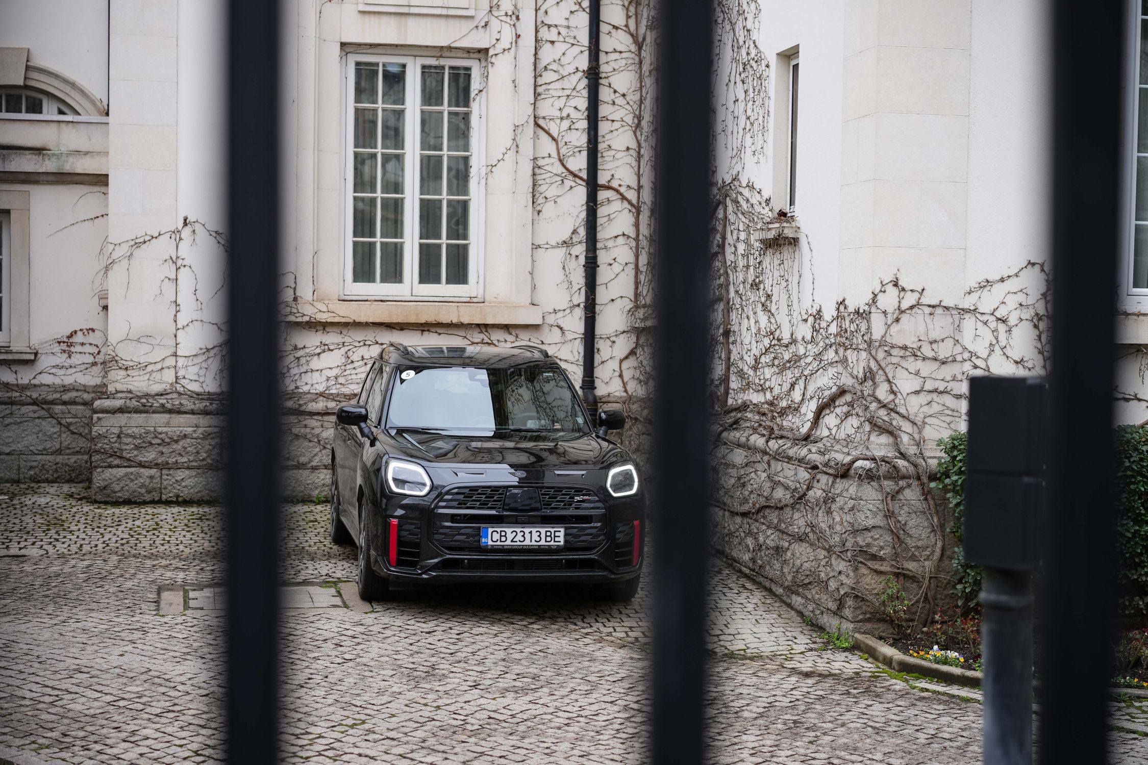 MINI Countryman JCW е бутон за забавления