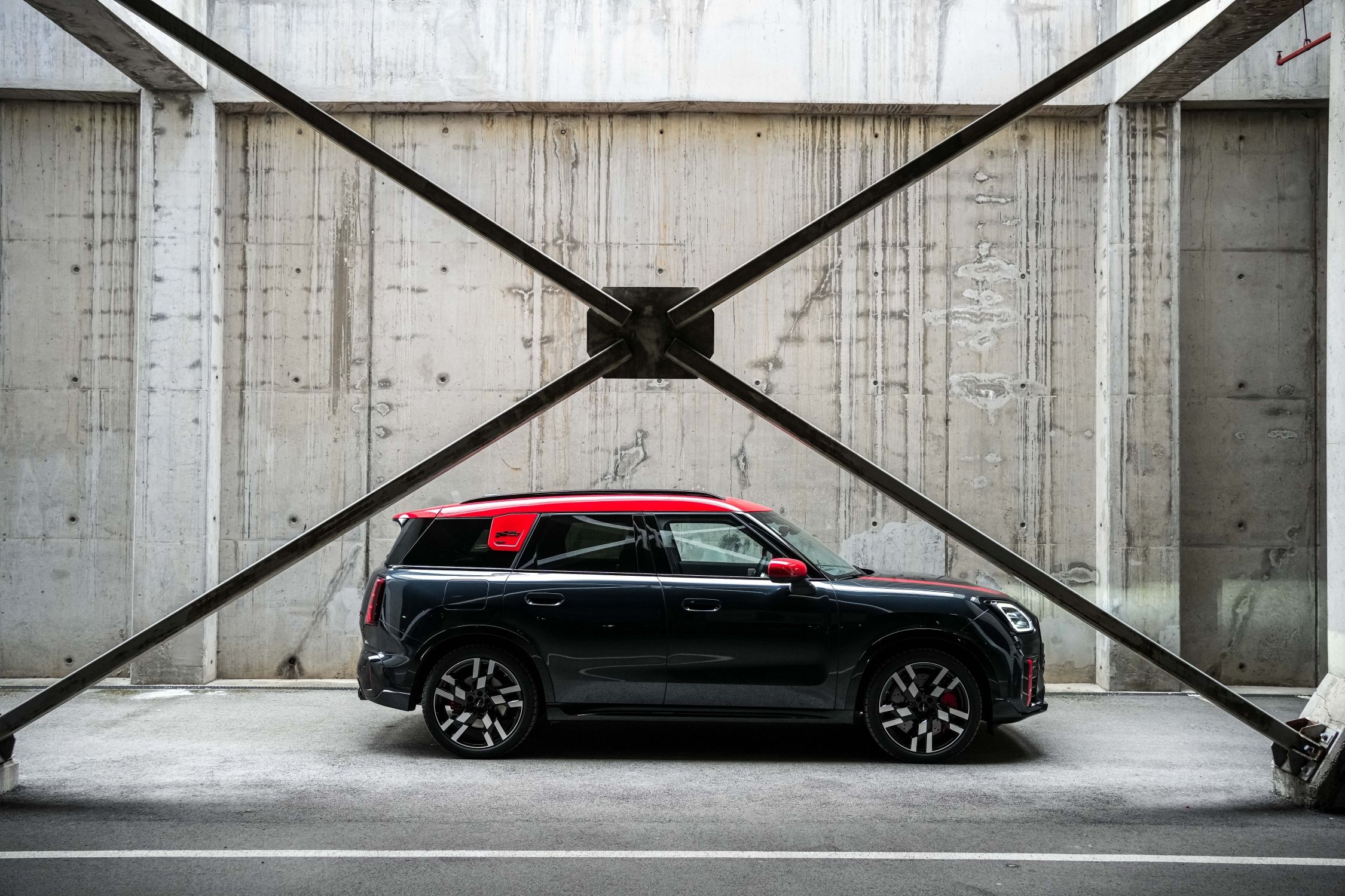 MINI Countryman JCW е бутон за забавления