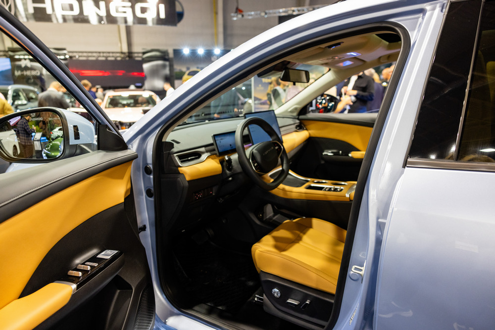 Две премиери за Dongfeng