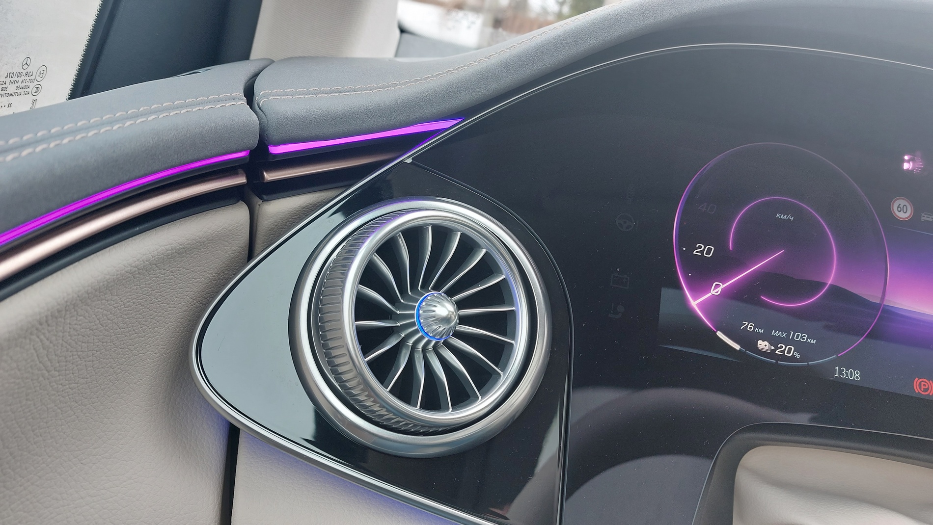 Караме електрическия Mercedes EQS SUV