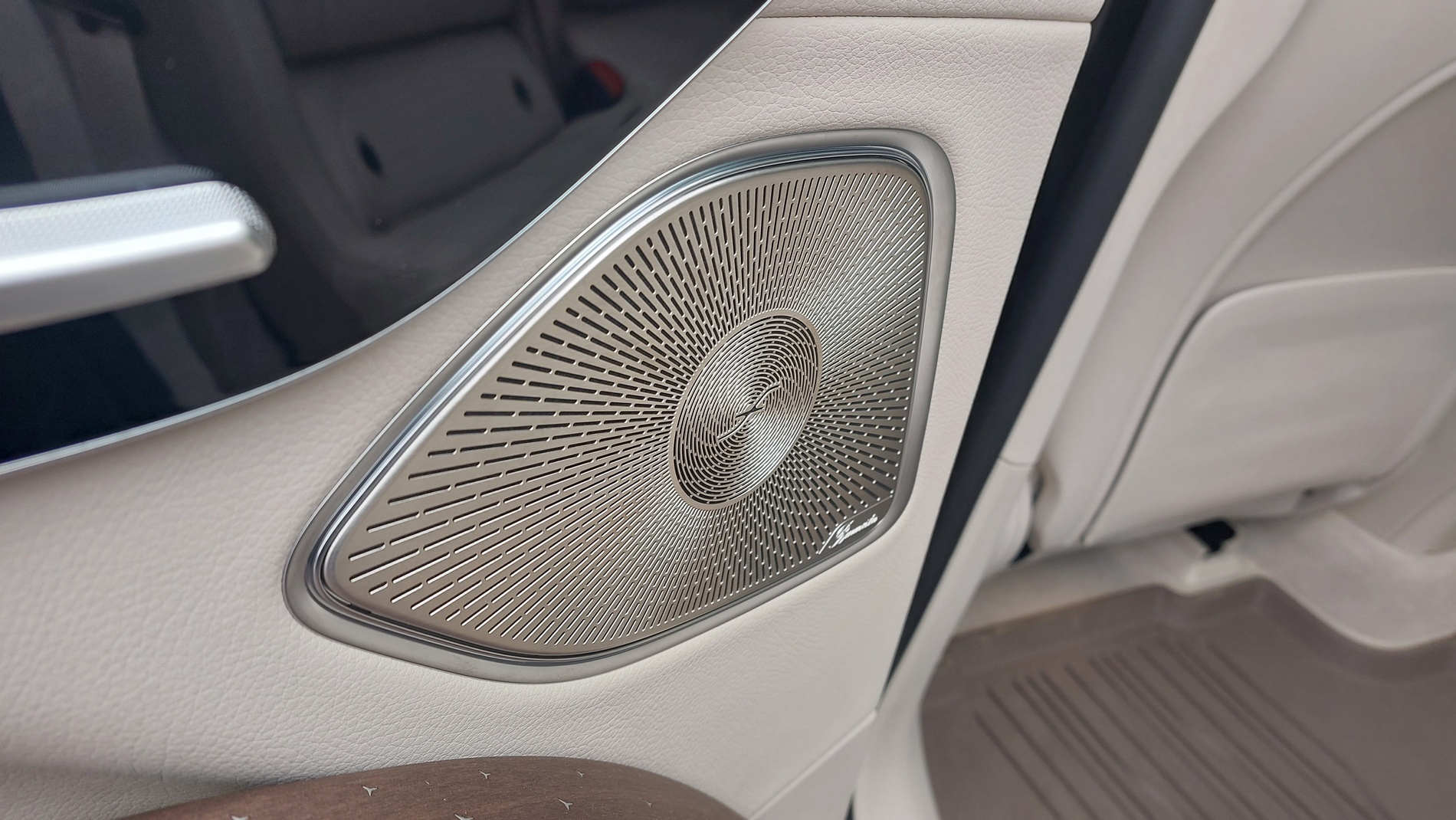 Караме електрическия Mercedes EQS SUV