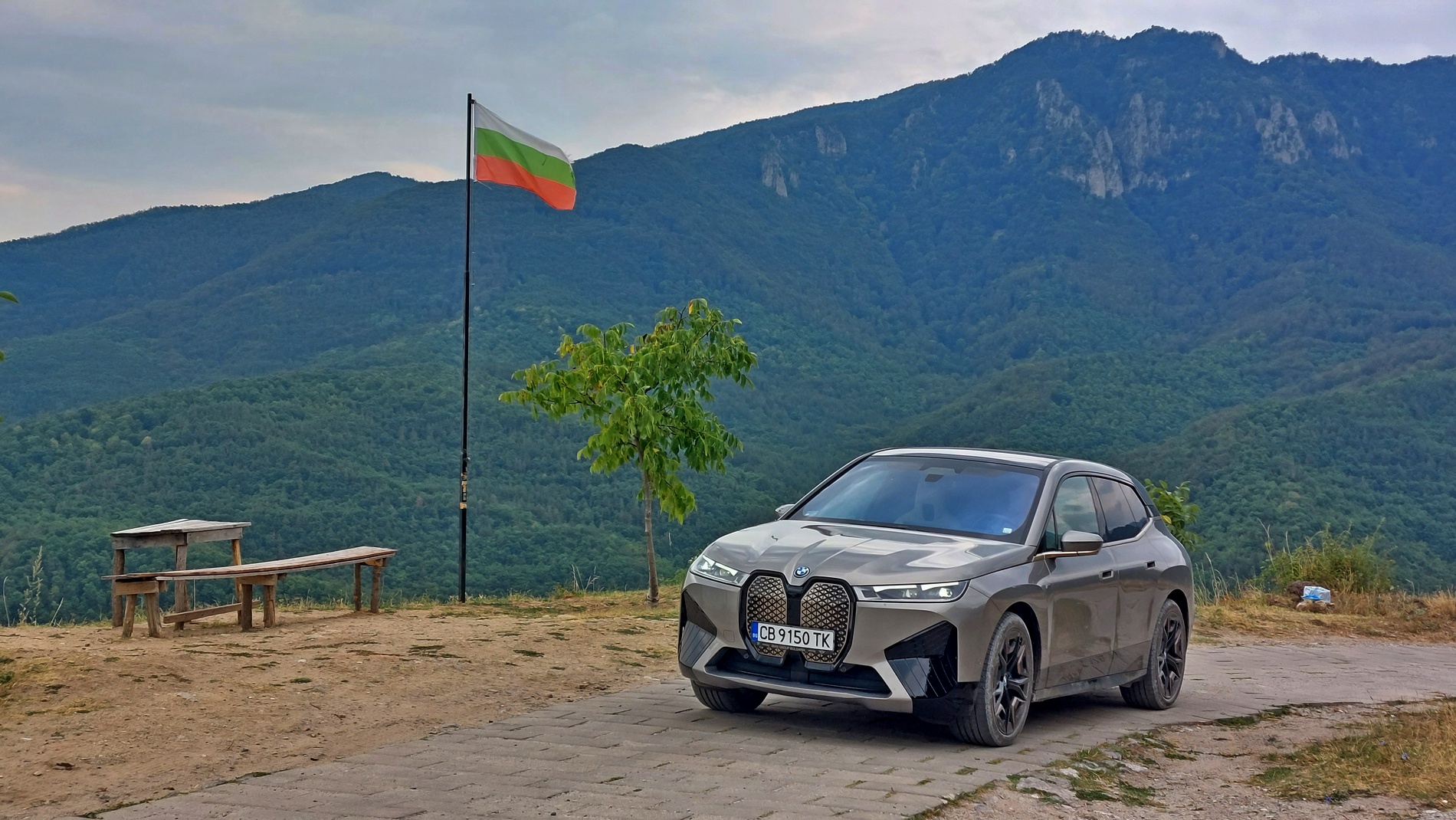 Може ли да постигне BMW iX M60 500 км на магистрала?