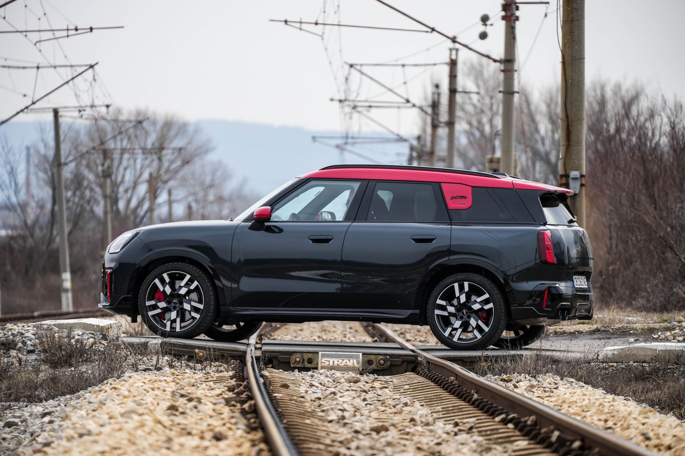 MINI Countryman JCW е бутон за забавления