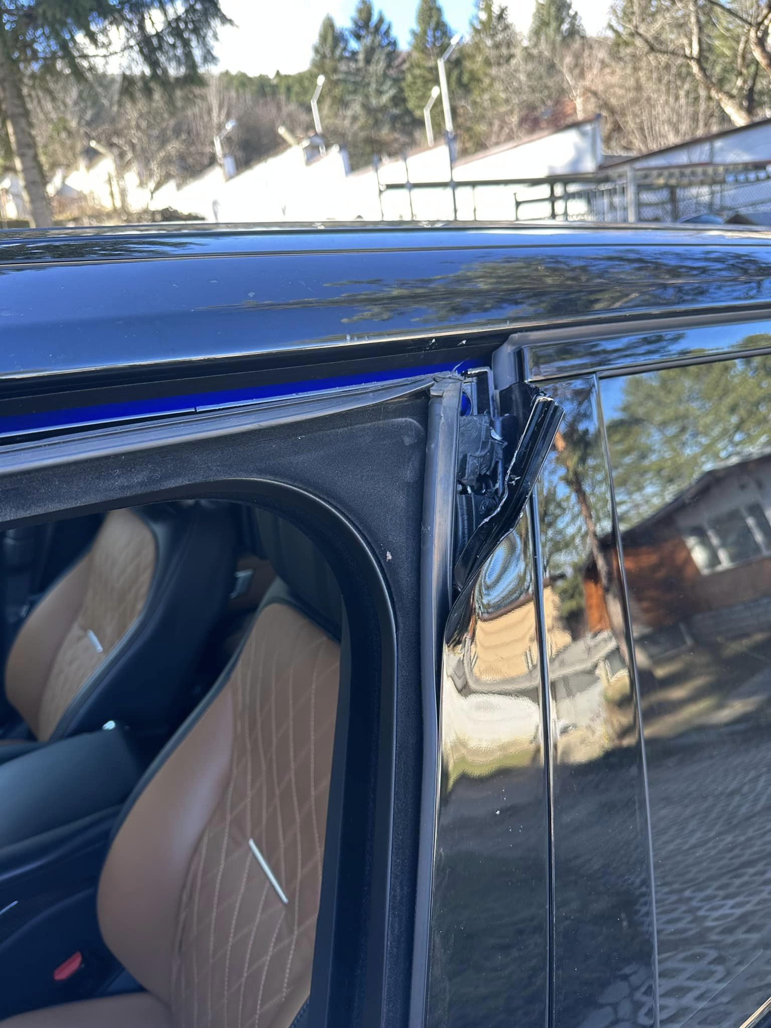 Автокрадци съсипаха Range Rover SV в София