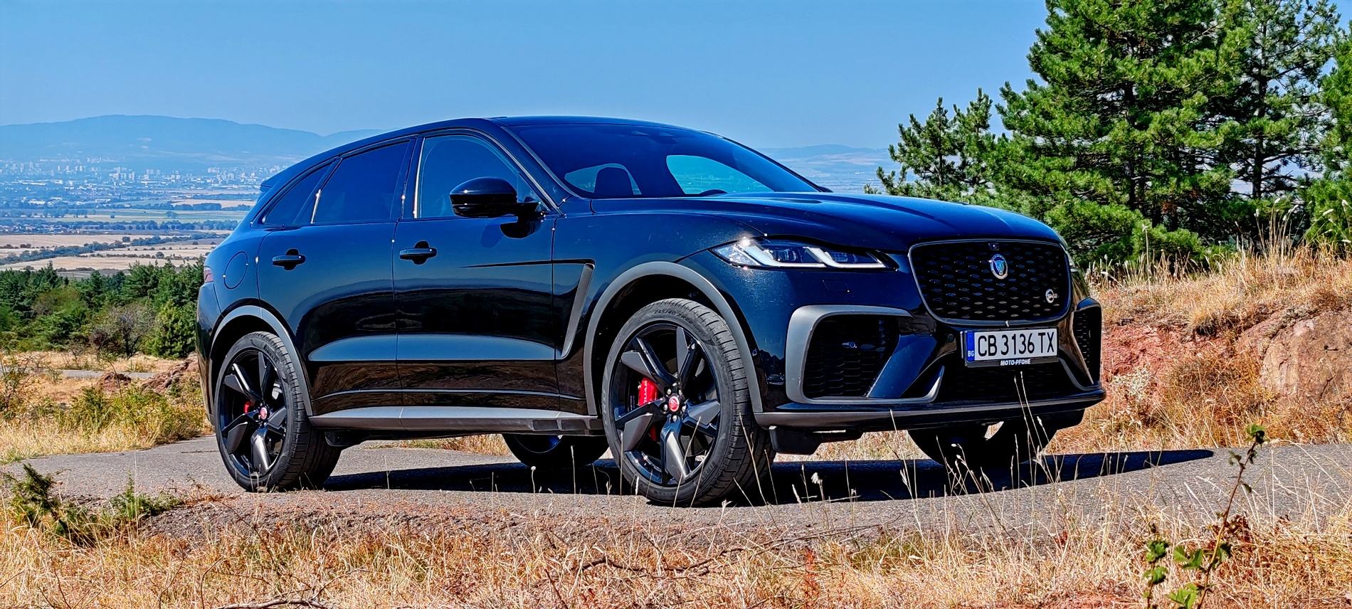 Караме топ версията Jaguar F-Pace SVR