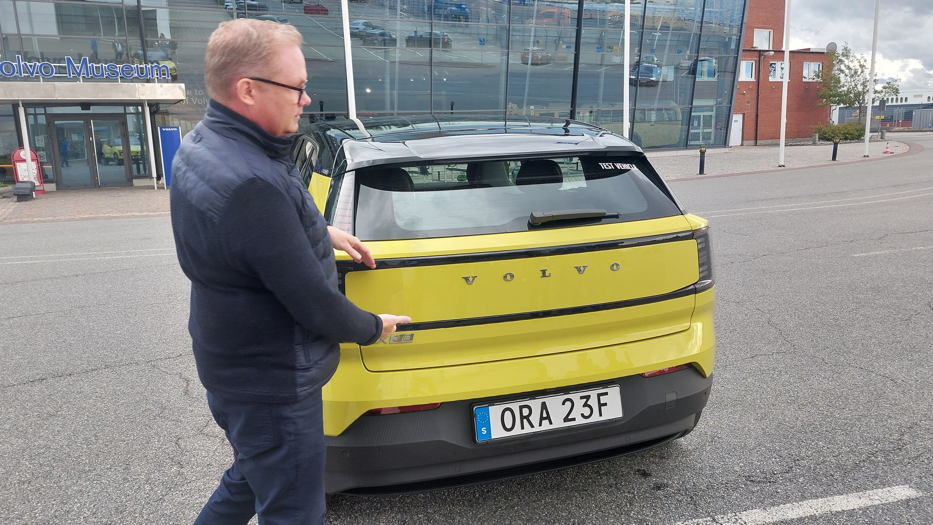 Първи в света видяхме Volvo ЕХ30 във вариант Moss Yellow