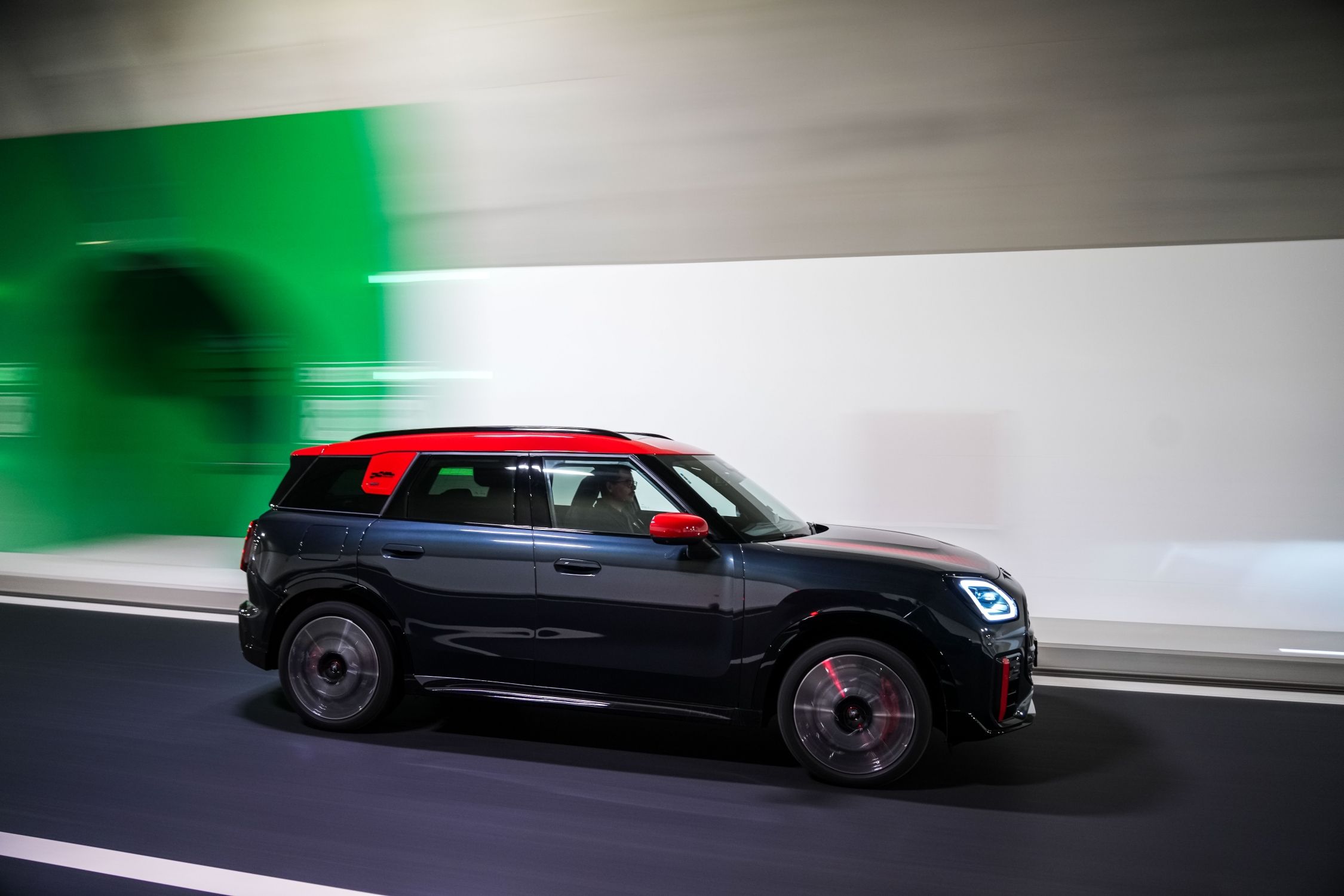 MINI Countryman JCW е бутон за забавления