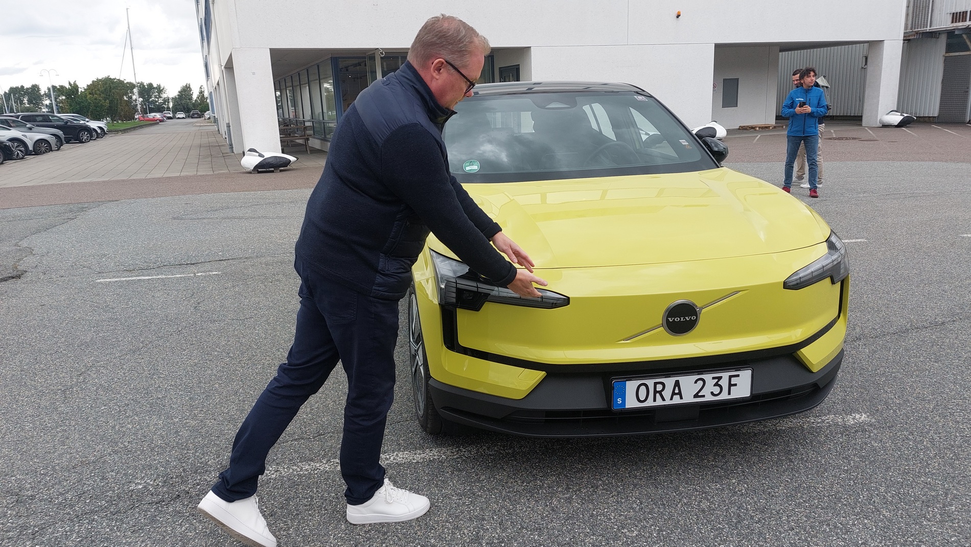 Първи в света видяхме Volvo ЕХ30 във вариант Moss Yellow