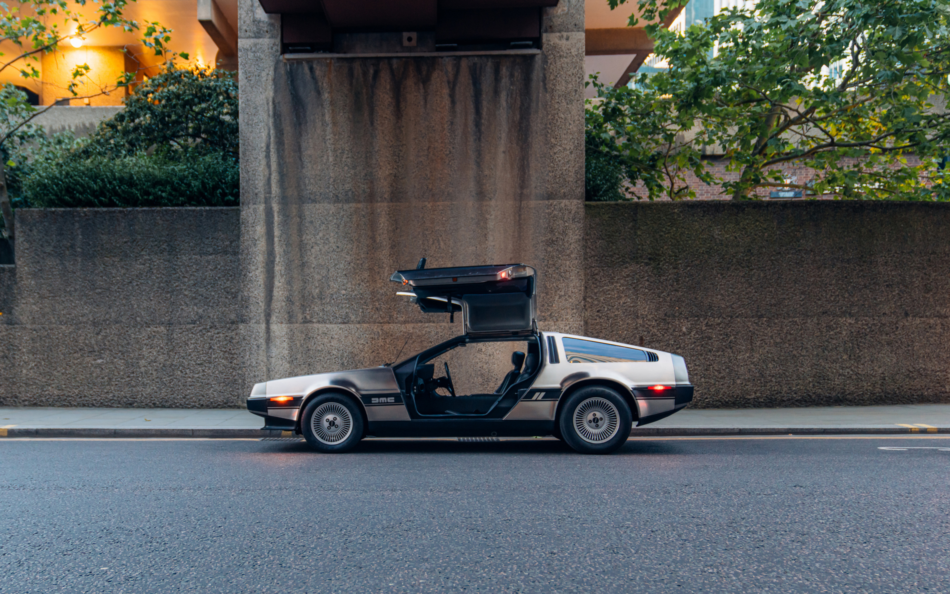 Вместо с плутоний, DeLorean DMC-12 тръгна на ток