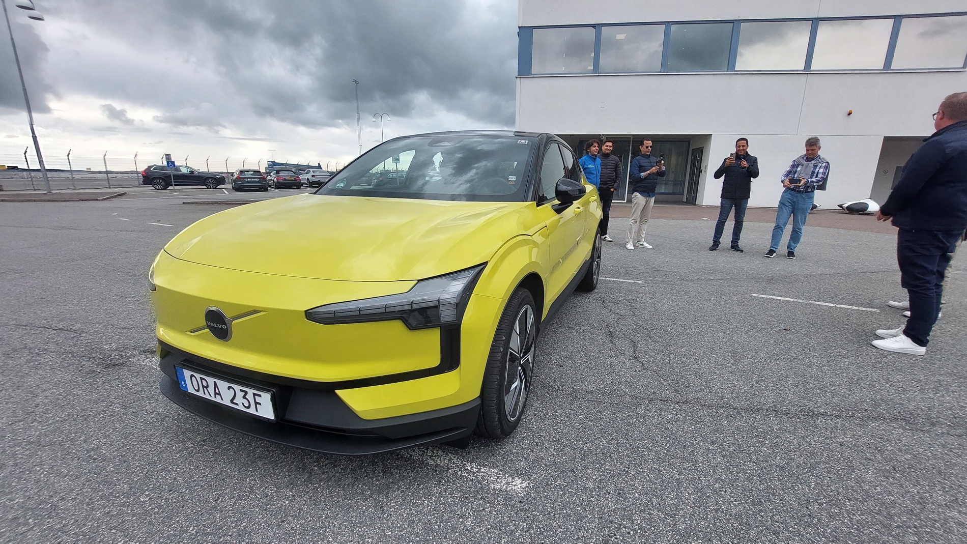 Първи в света видяхме Volvo ЕХ30 във вариант Moss Yellow