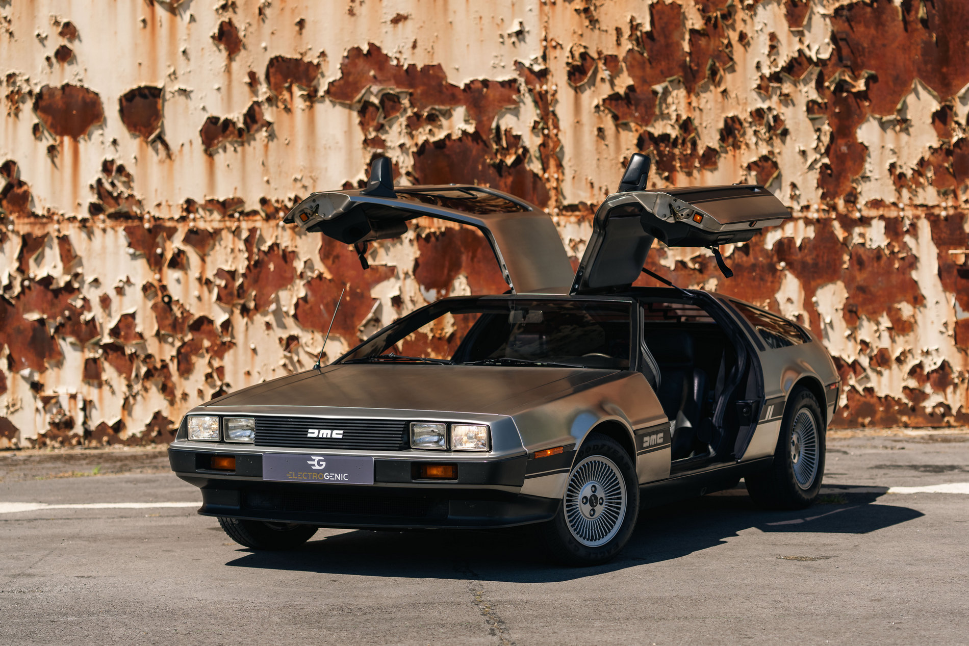 Вместо с плутоний, DeLorean DMC-12 тръгна на ток