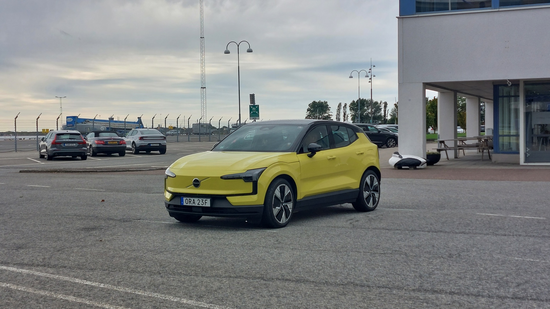 Първи в света видяхме Volvo ЕХ30 във вариант Moss Yellow
