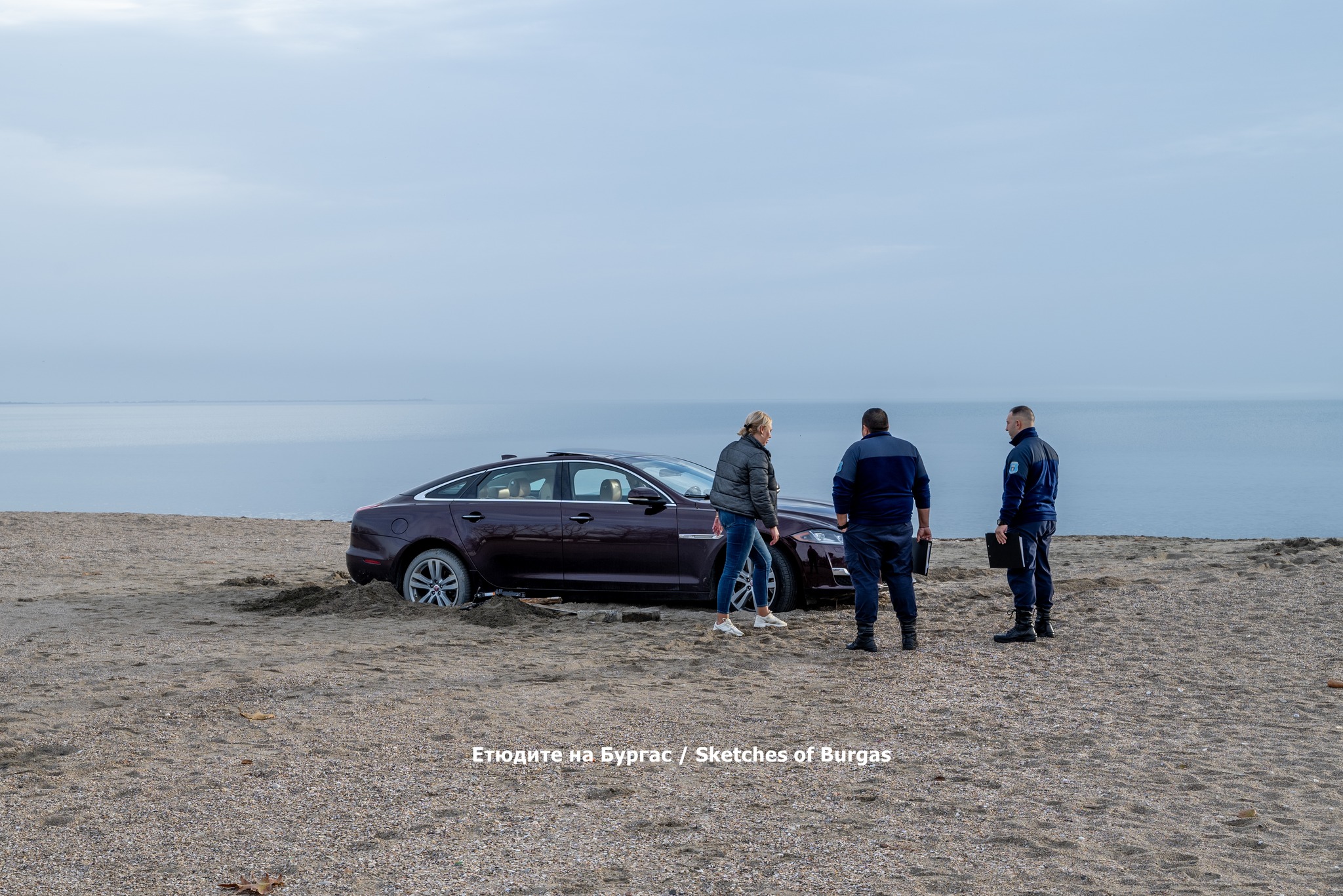 Украинска бежанка затъна Jaguar XJ на плажа в Бургас