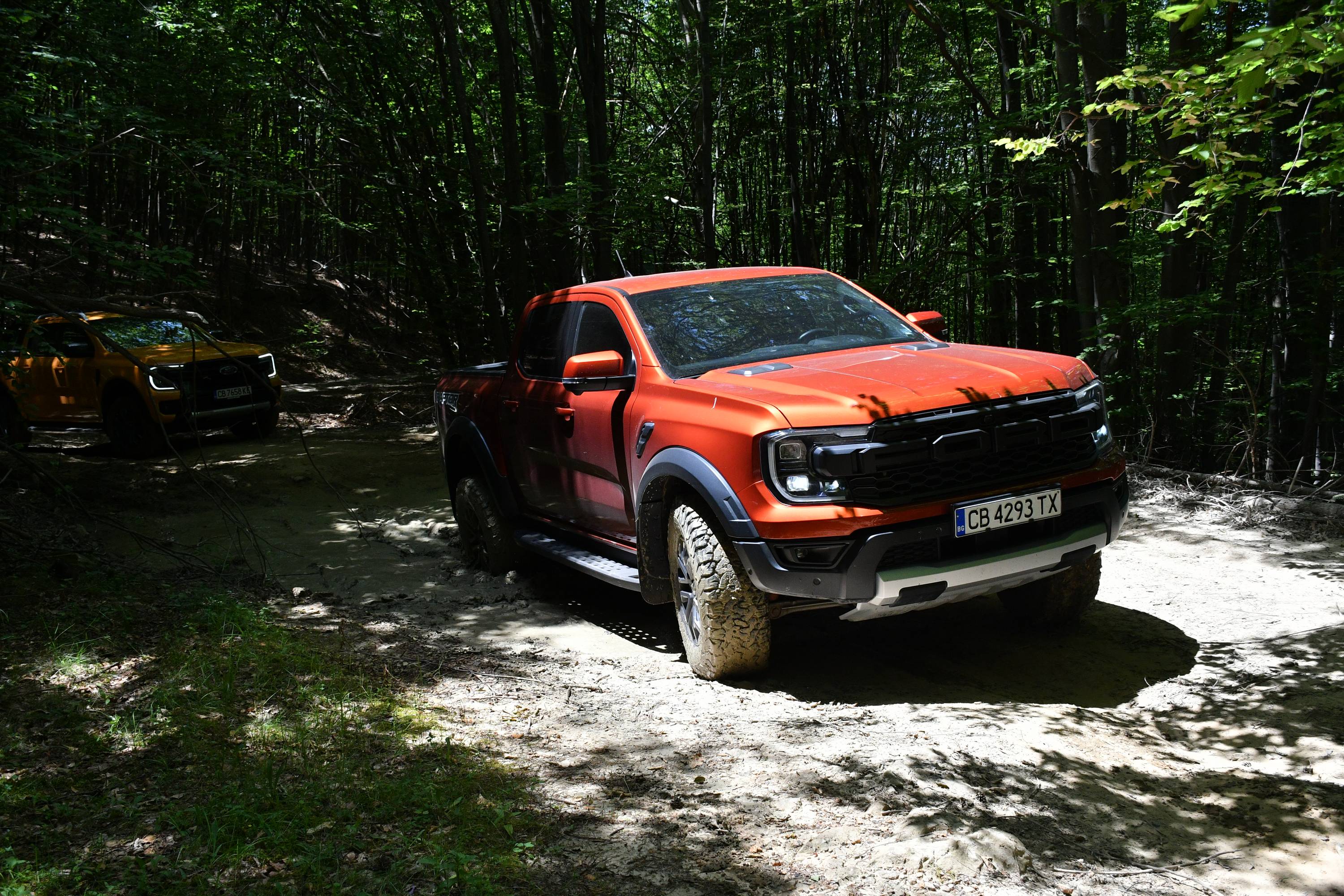 Караме офроудърите Ford Ranger и Bronco