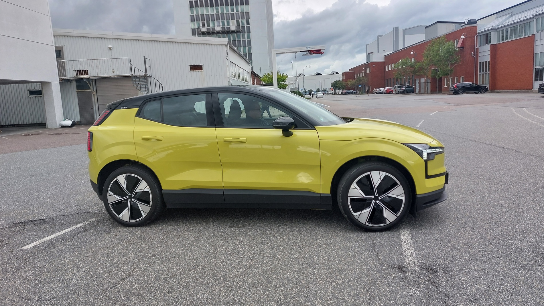 Първи в света видяхме Volvo ЕХ30 във вариант Moss Yellow