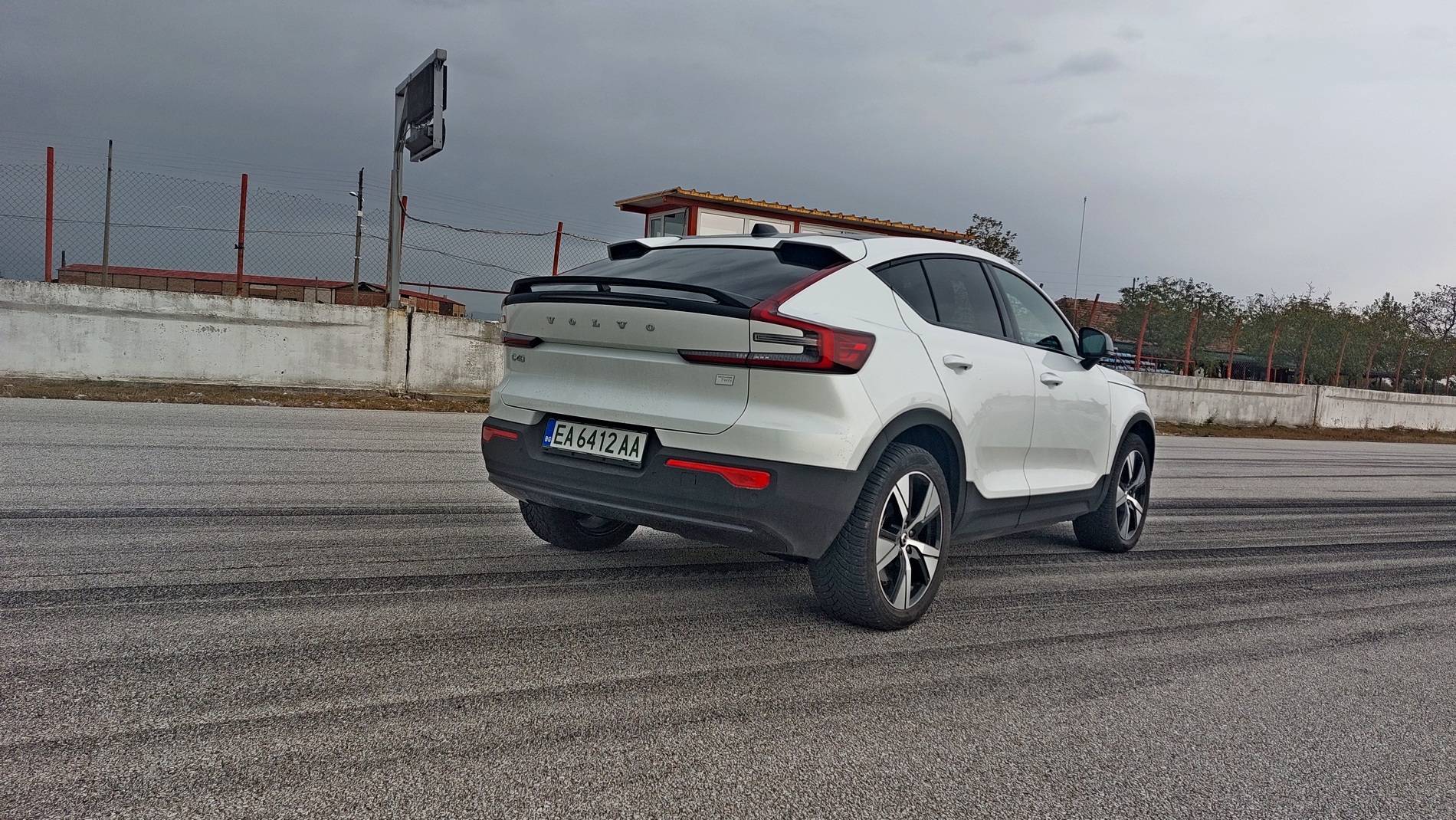Караме фейслифта на Volvo C40 Rechage на драг