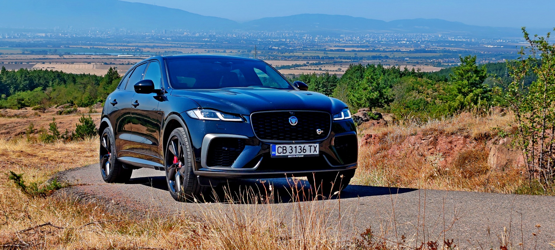 Караме топ версията Jaguar F-Pace SVR