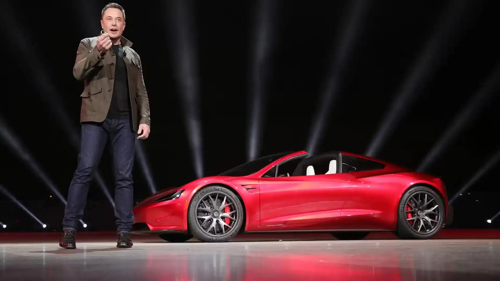 Tesla представи летящ Roadster