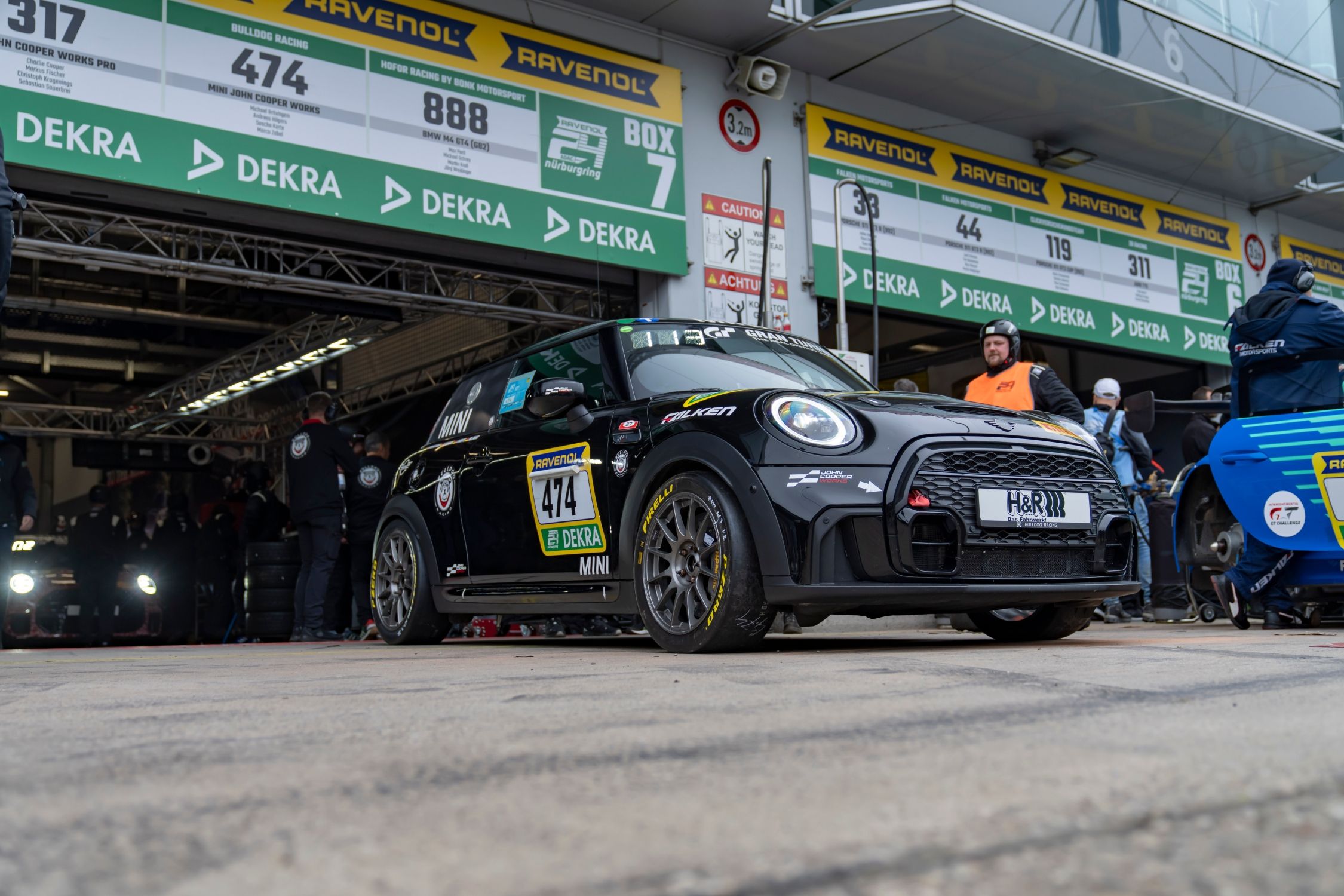 Победа за MINI JCW на Нюрбургринг още преди премиерата