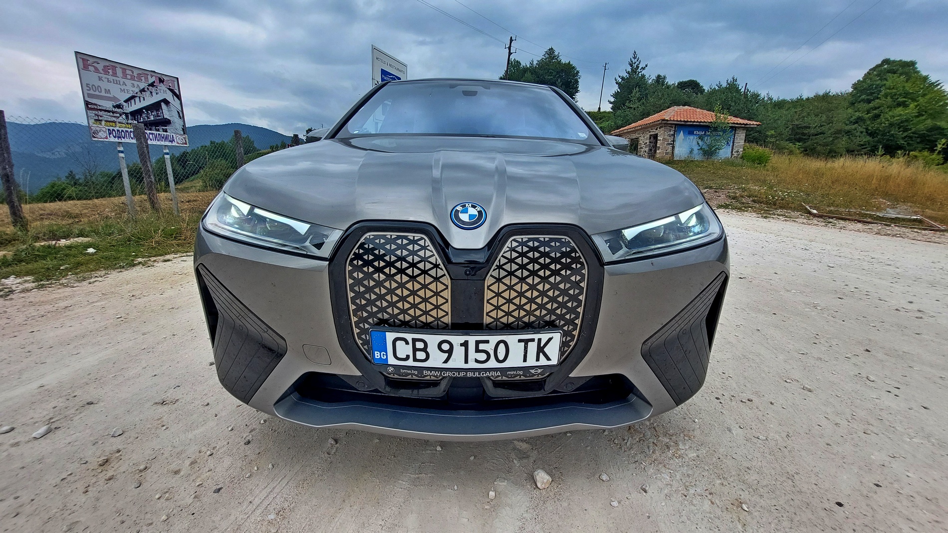 Може ли да постигне BMW iX M60 500 км на магистрала?