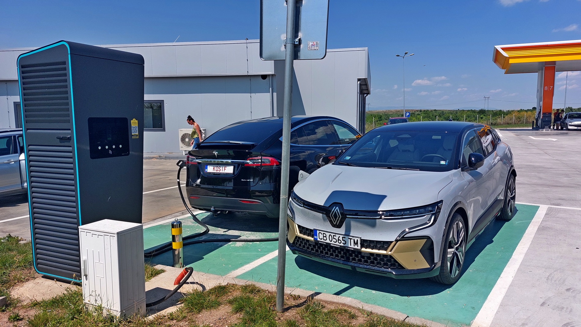 Как се държи електрическият Renault Megane на дълъг път