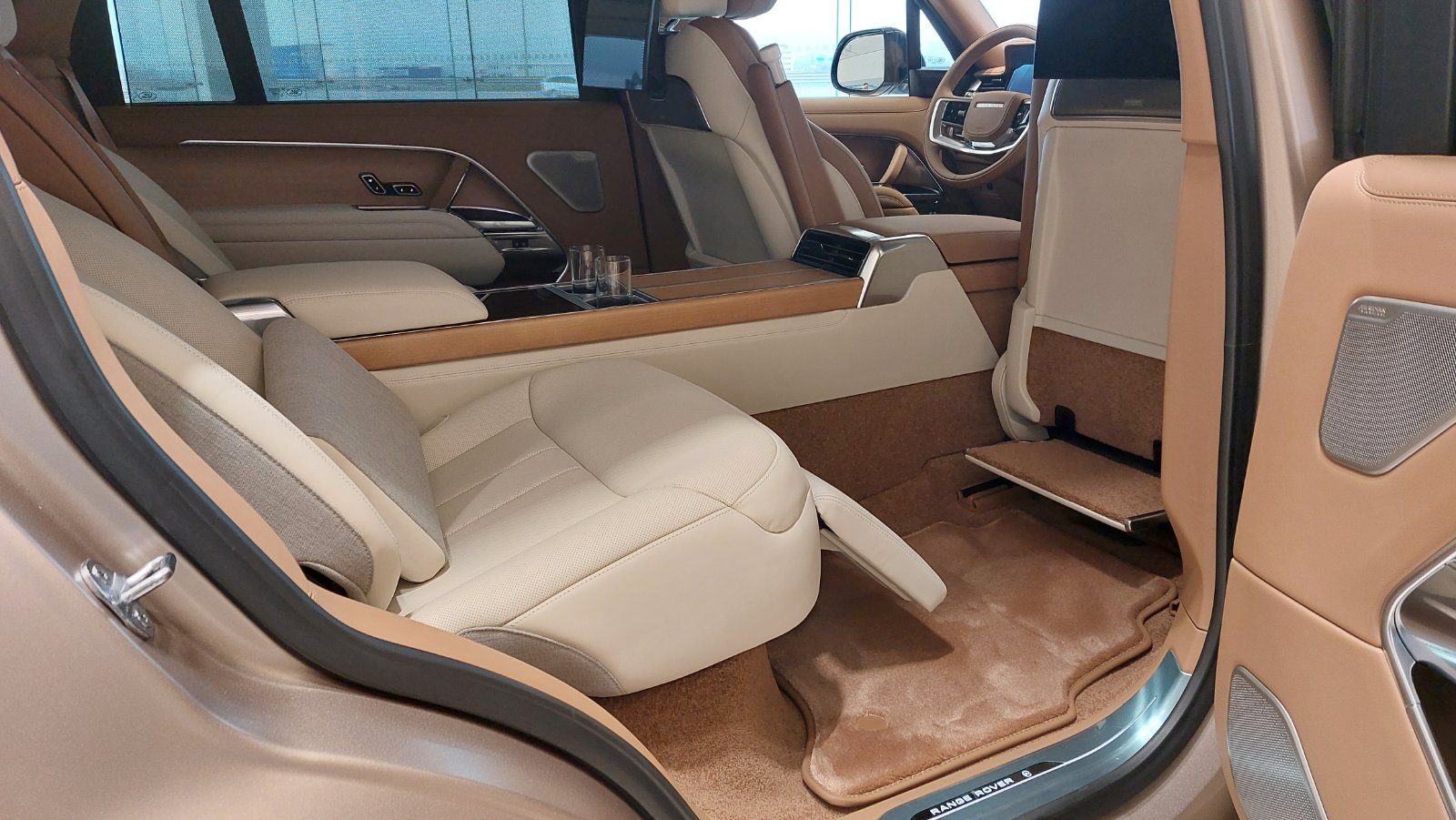 Range Rover SV с премиера в България