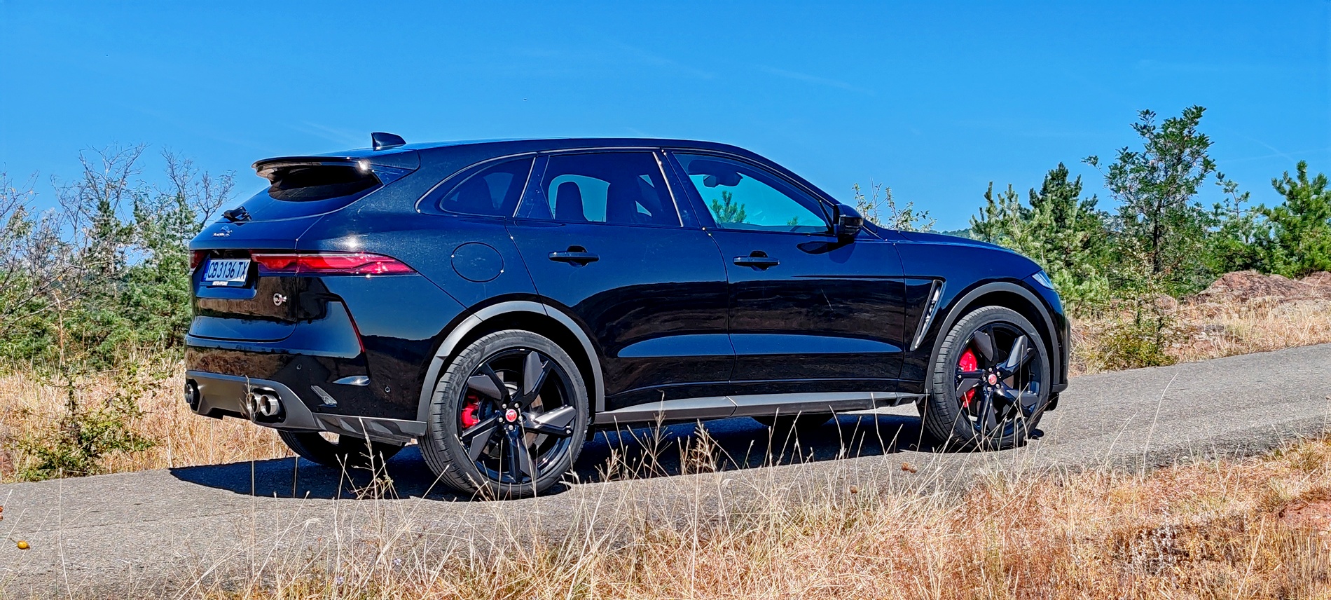 Караме топ версията Jaguar F-Pace SVR