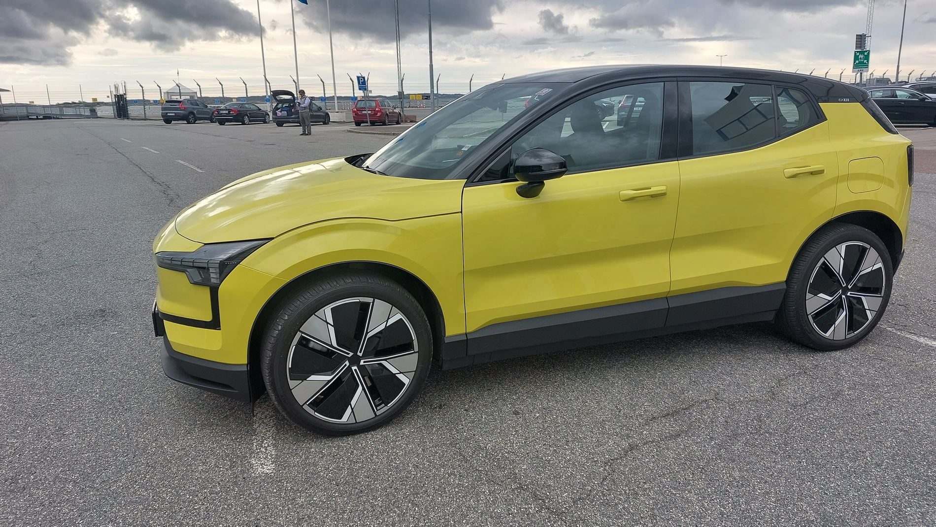 Първи в света видяхме Volvo ЕХ30 във вариант Moss Yellow
