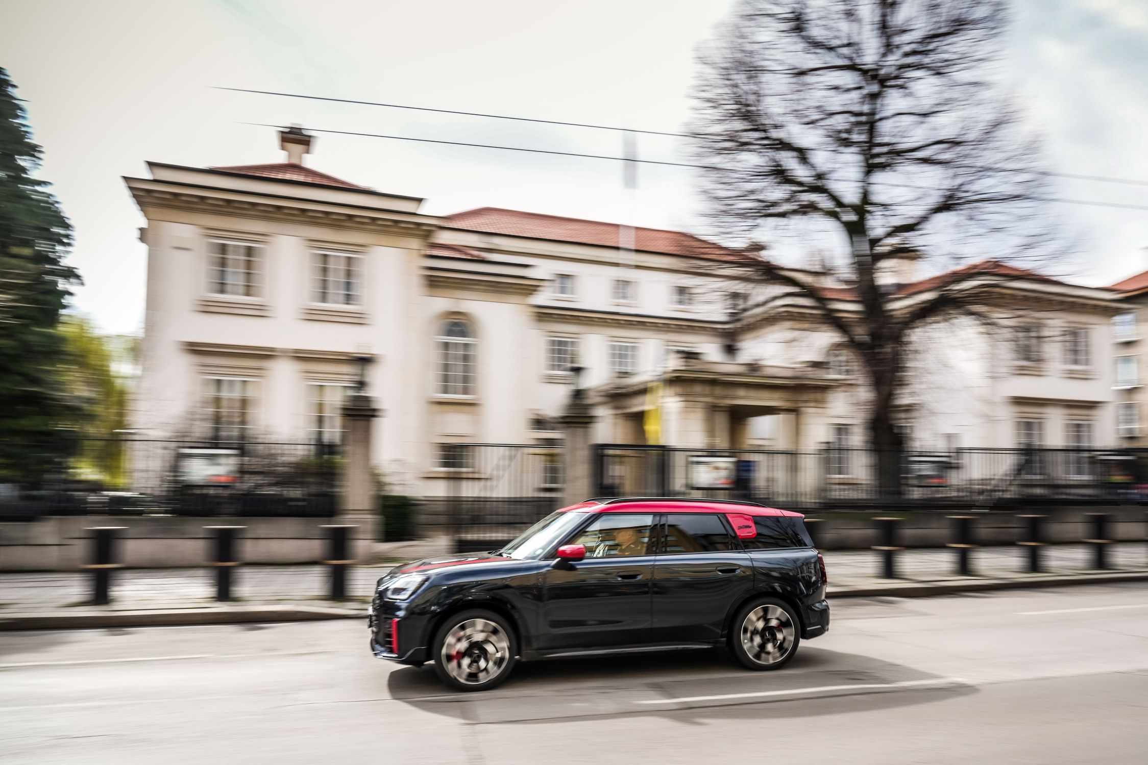 MINI Countryman JCW е бутон за забавления