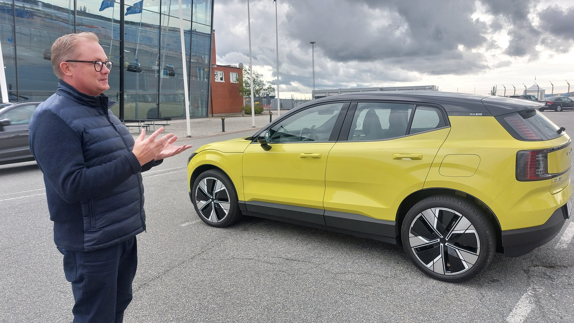 Първи в света видяхме Volvo ЕХ30 във вариант Moss Yellow
