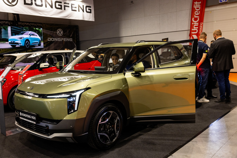 Две премиери за Dongfeng