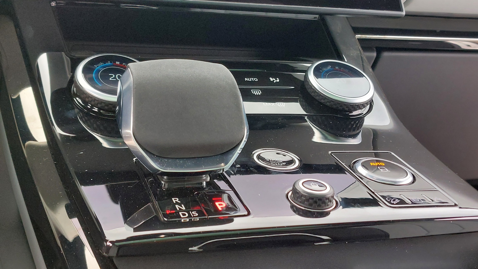 Караме новото поколение Range Rover Sport