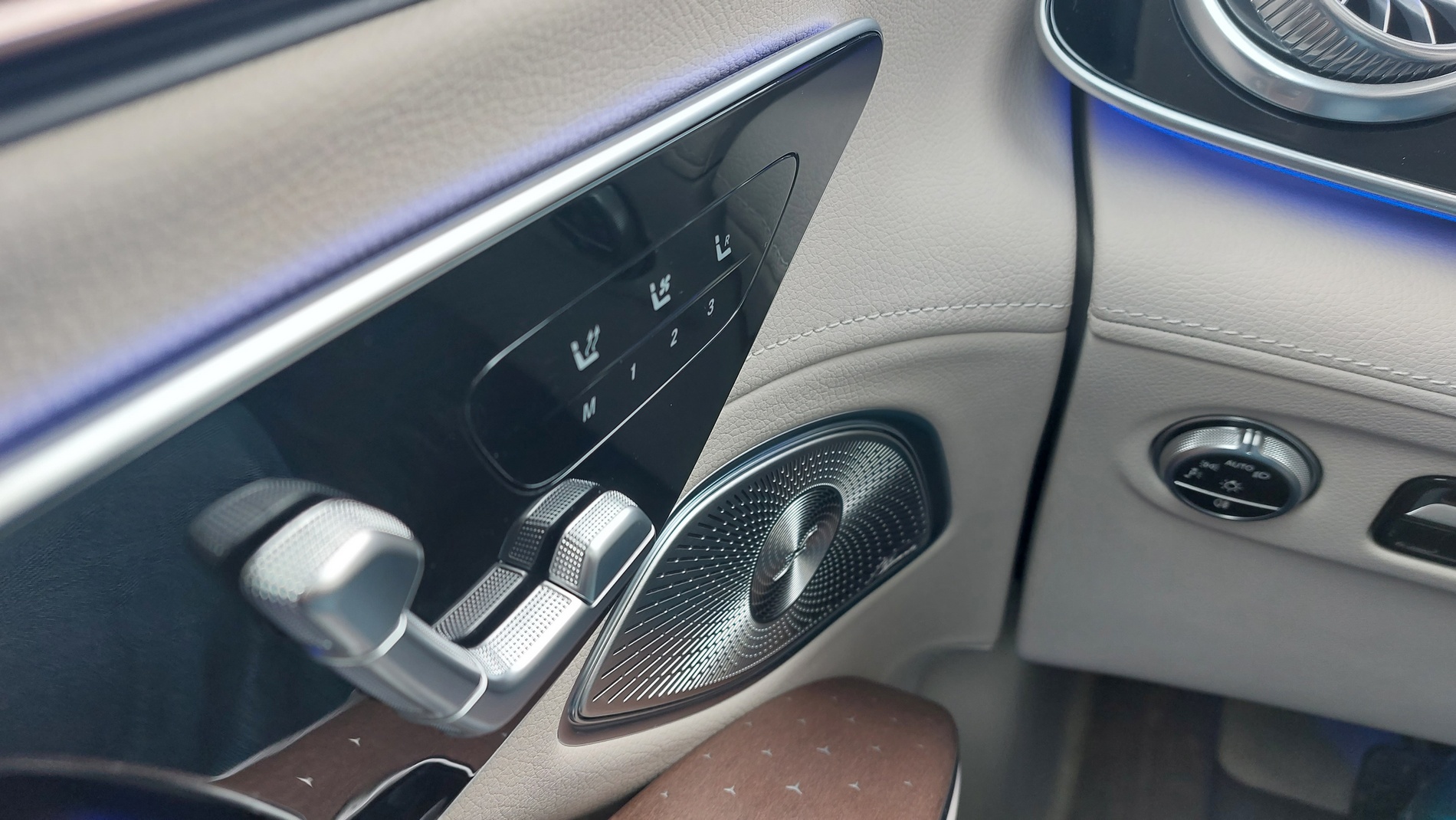 Караме електрическия Mercedes EQS SUV