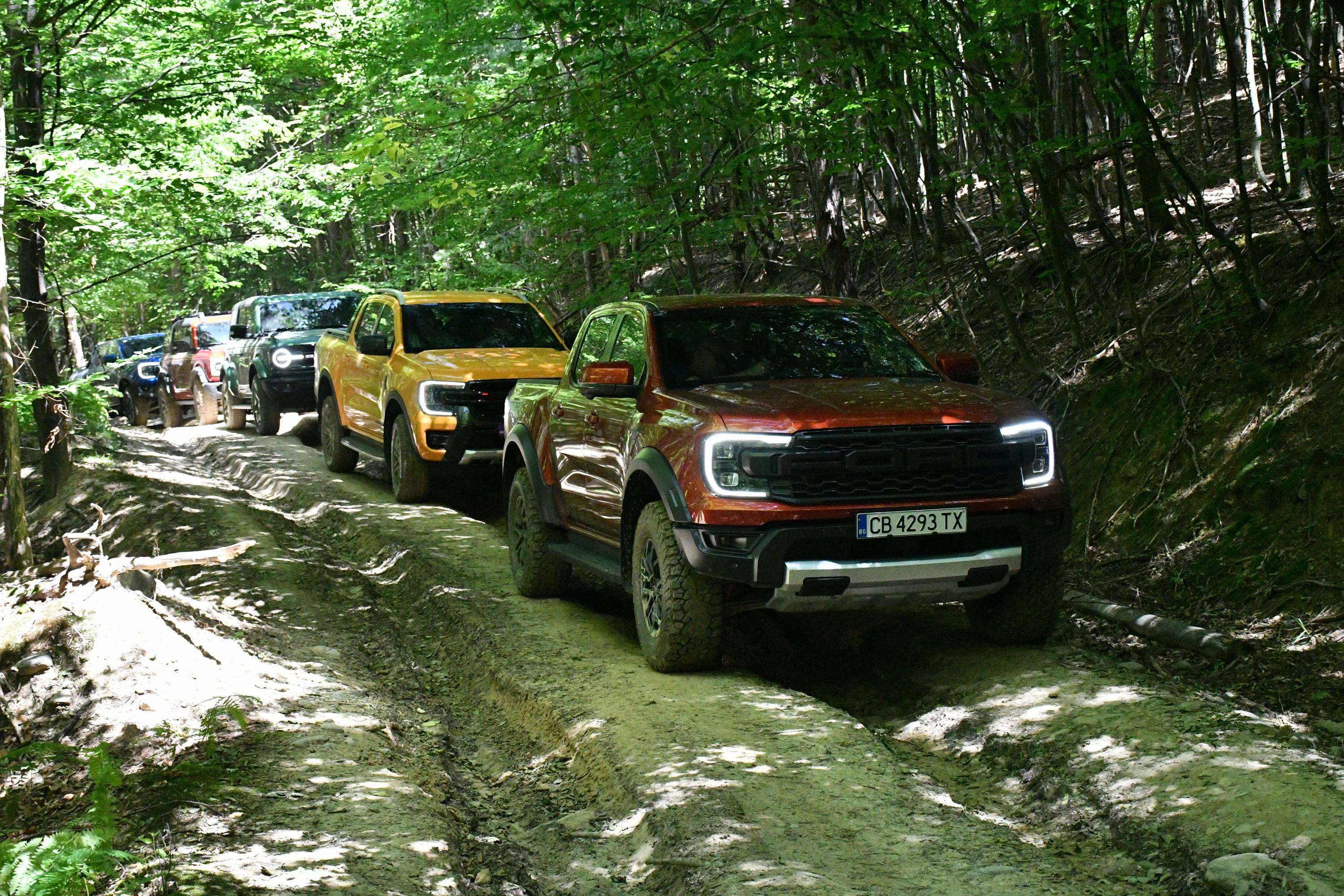 Караме офроудърите Ford Ranger и Bronco