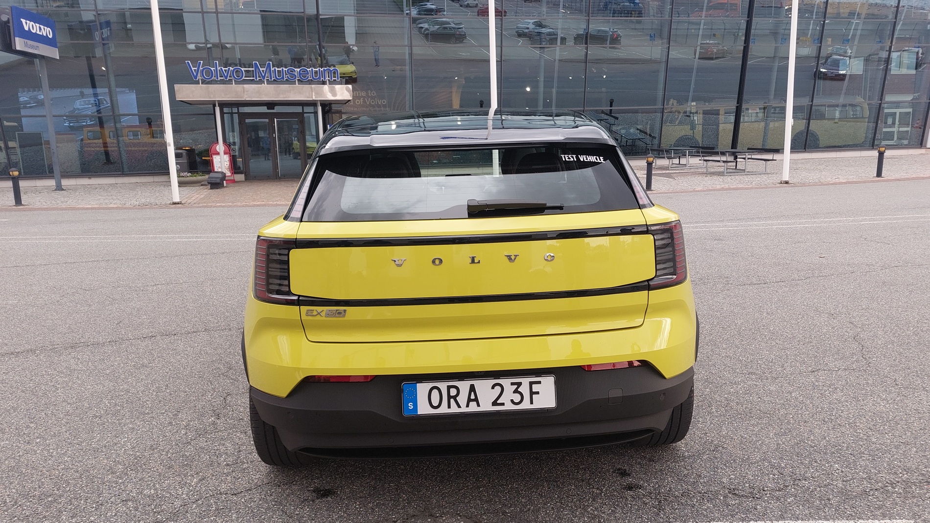 Първи в света видяхме Volvo ЕХ30 във вариант Moss Yellow