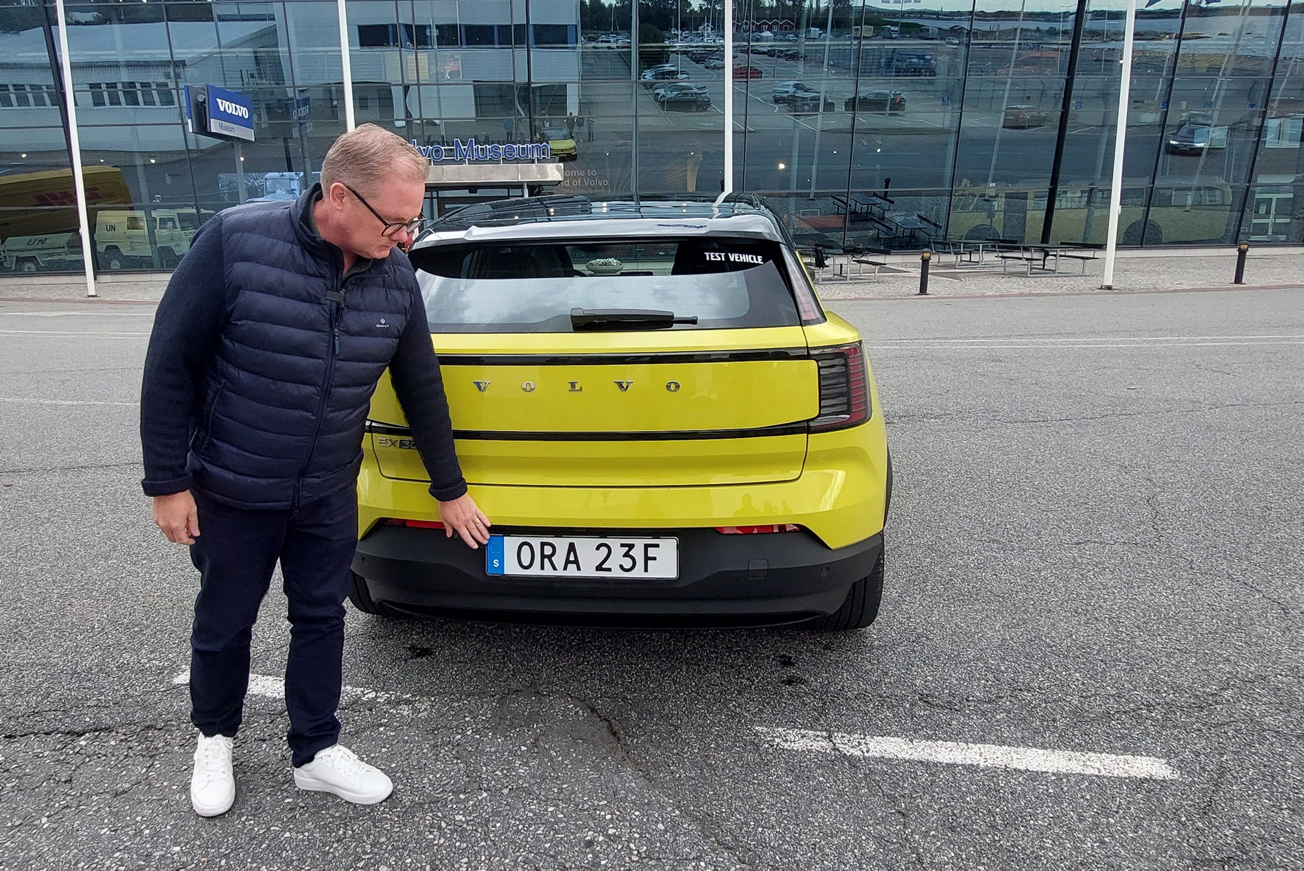 Първи в света видяхме Volvo ЕХ30 във вариант Moss Yellow