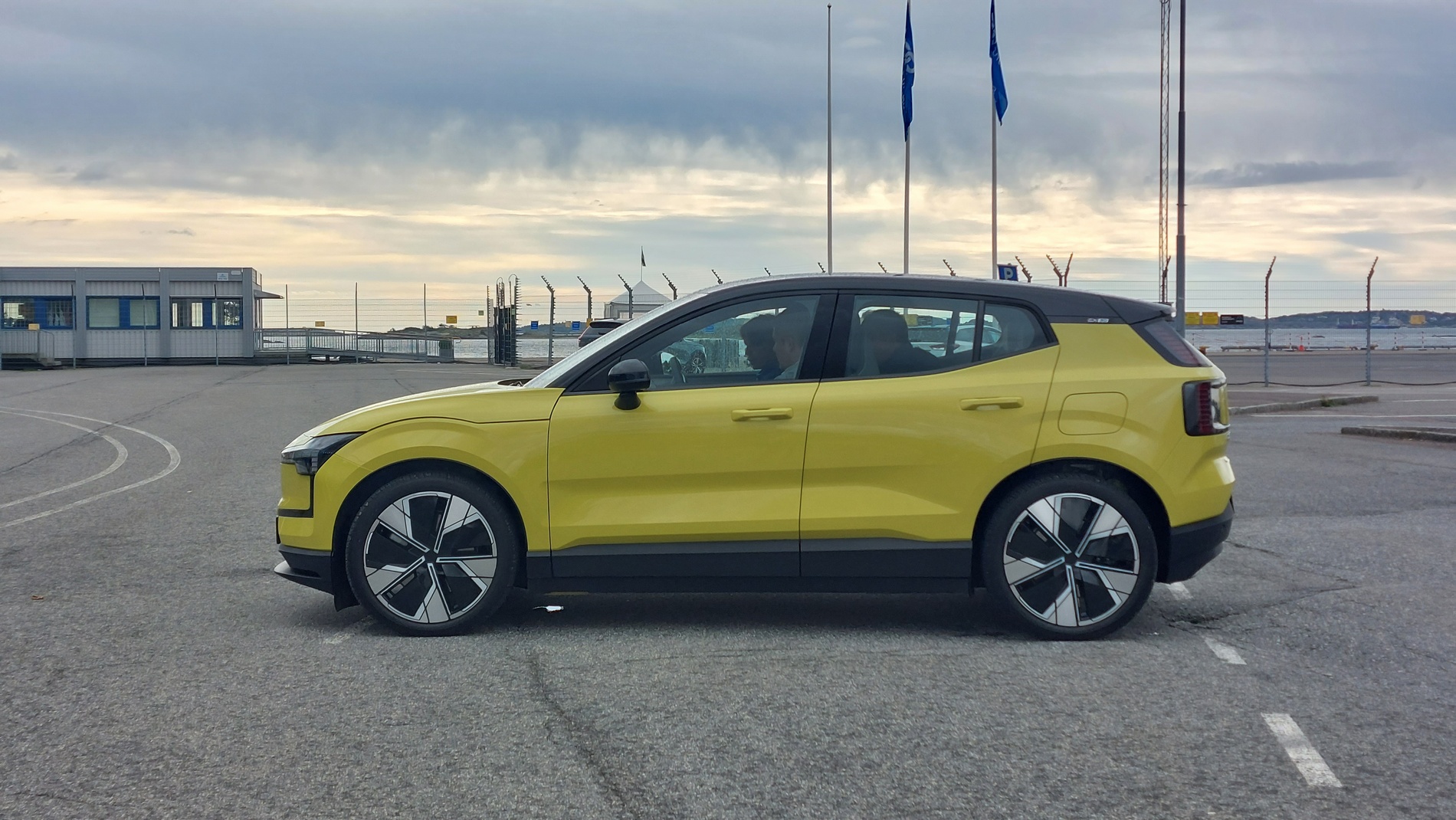 Първи в света видяхме Volvo ЕХ30 във вариант Moss Yellow